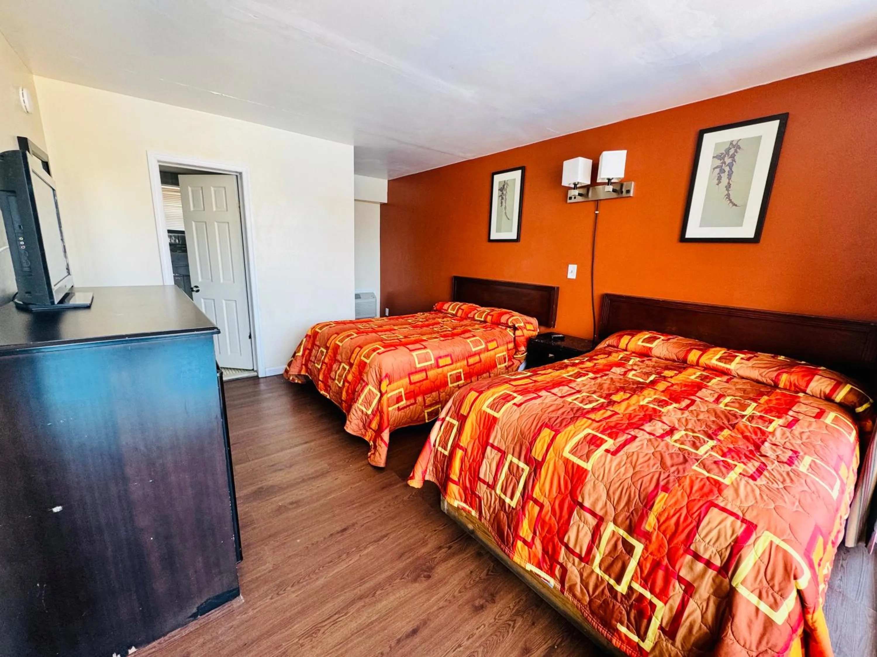 Photo of the whole room, Bed in Skyview Manor Motel