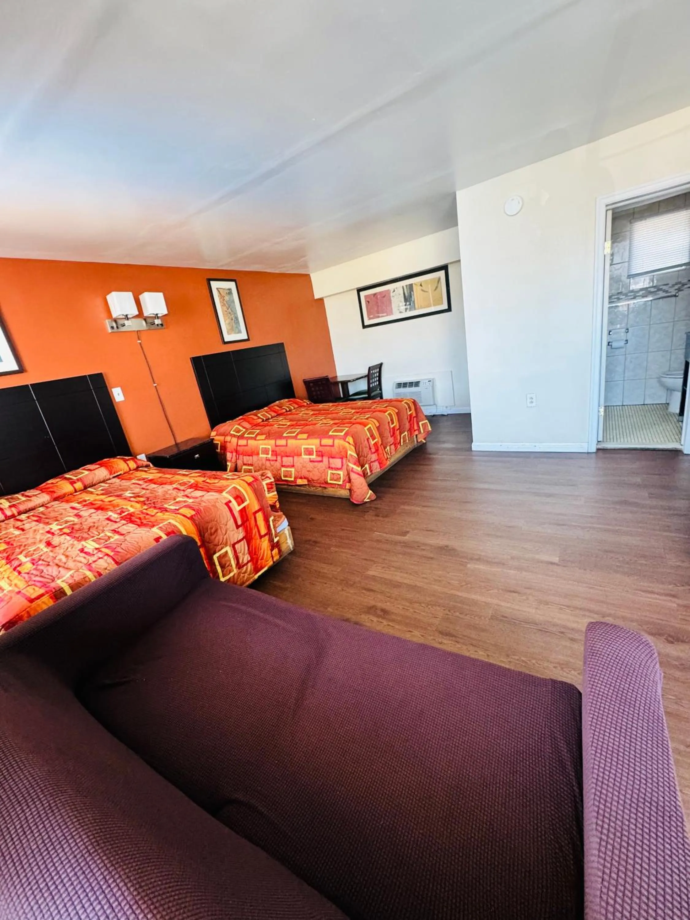 Bed in Skyview Manor Motel