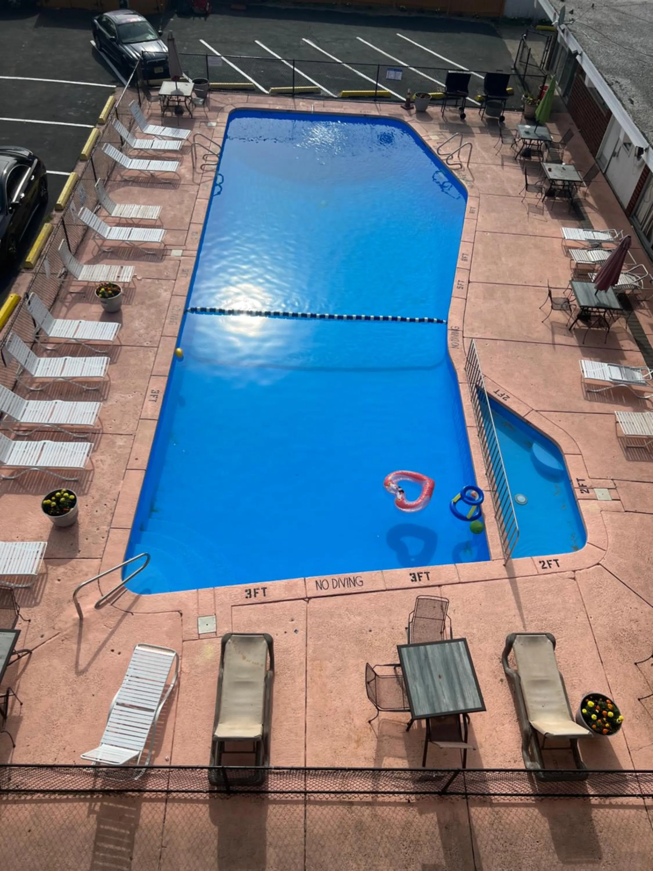 Day in Skyview Manor Motel