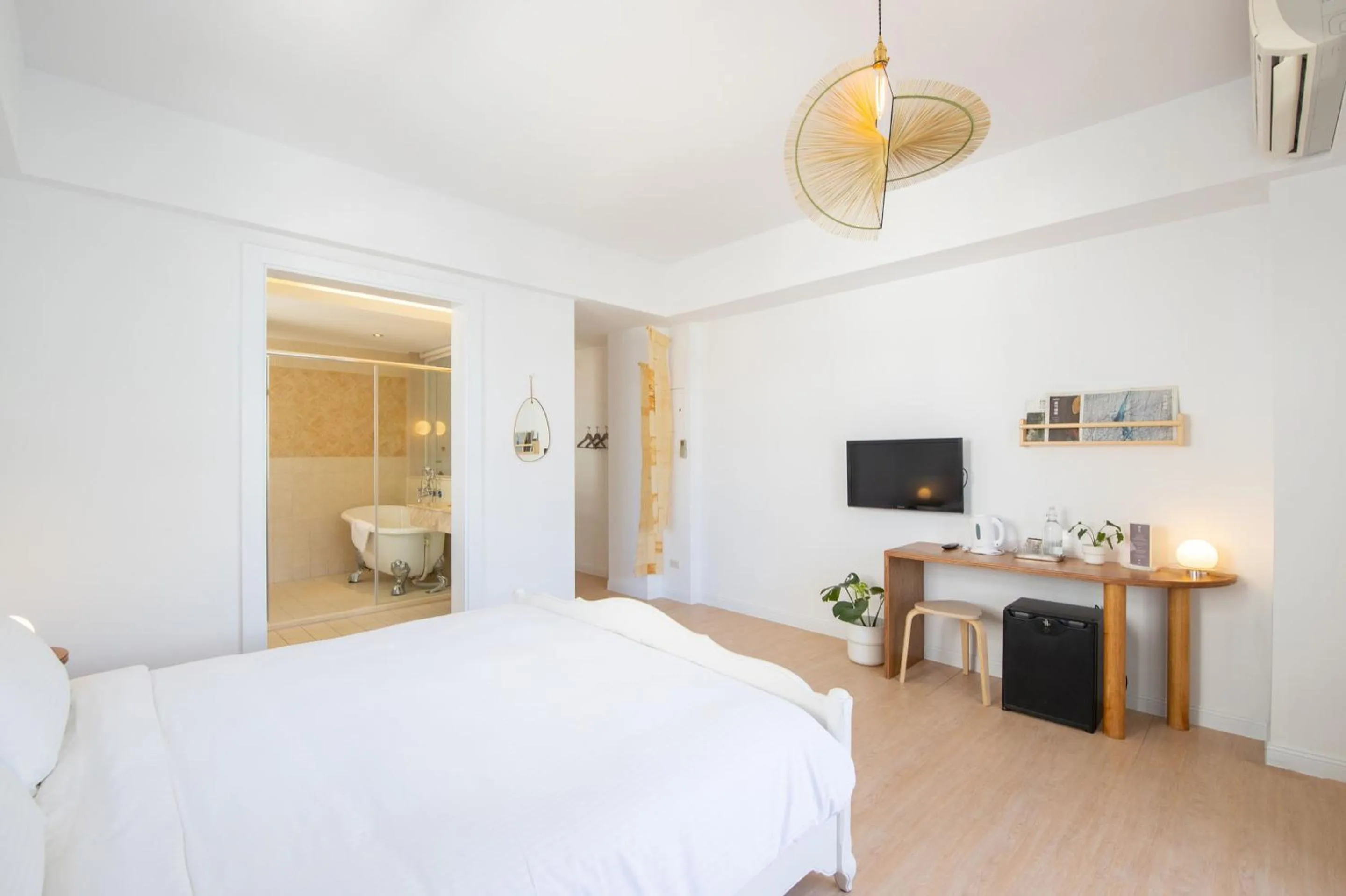 Photo of the whole room, Bed in OwlStay The Salt