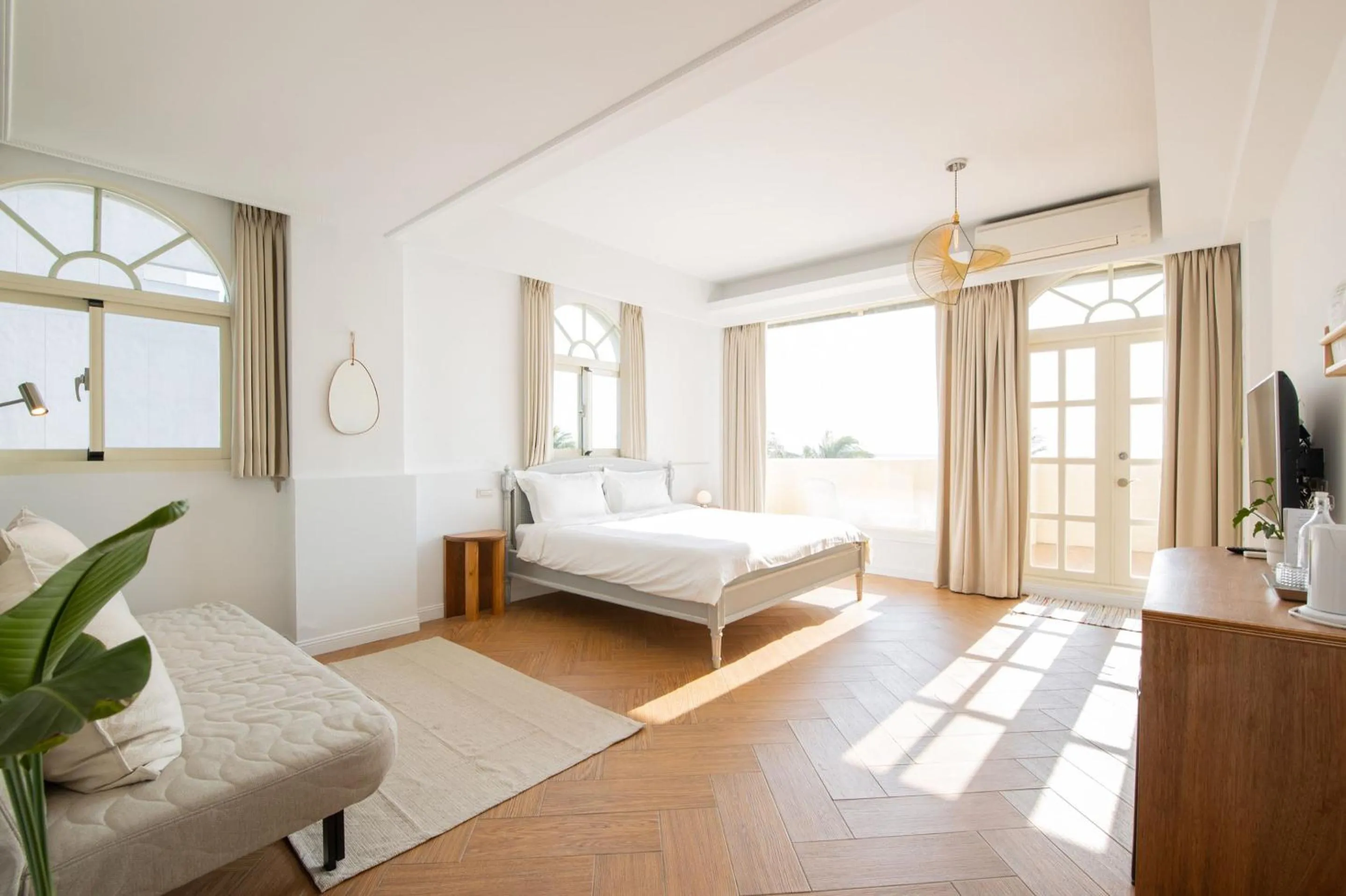 Photo of the whole room, Bed in OwlStay The Salt