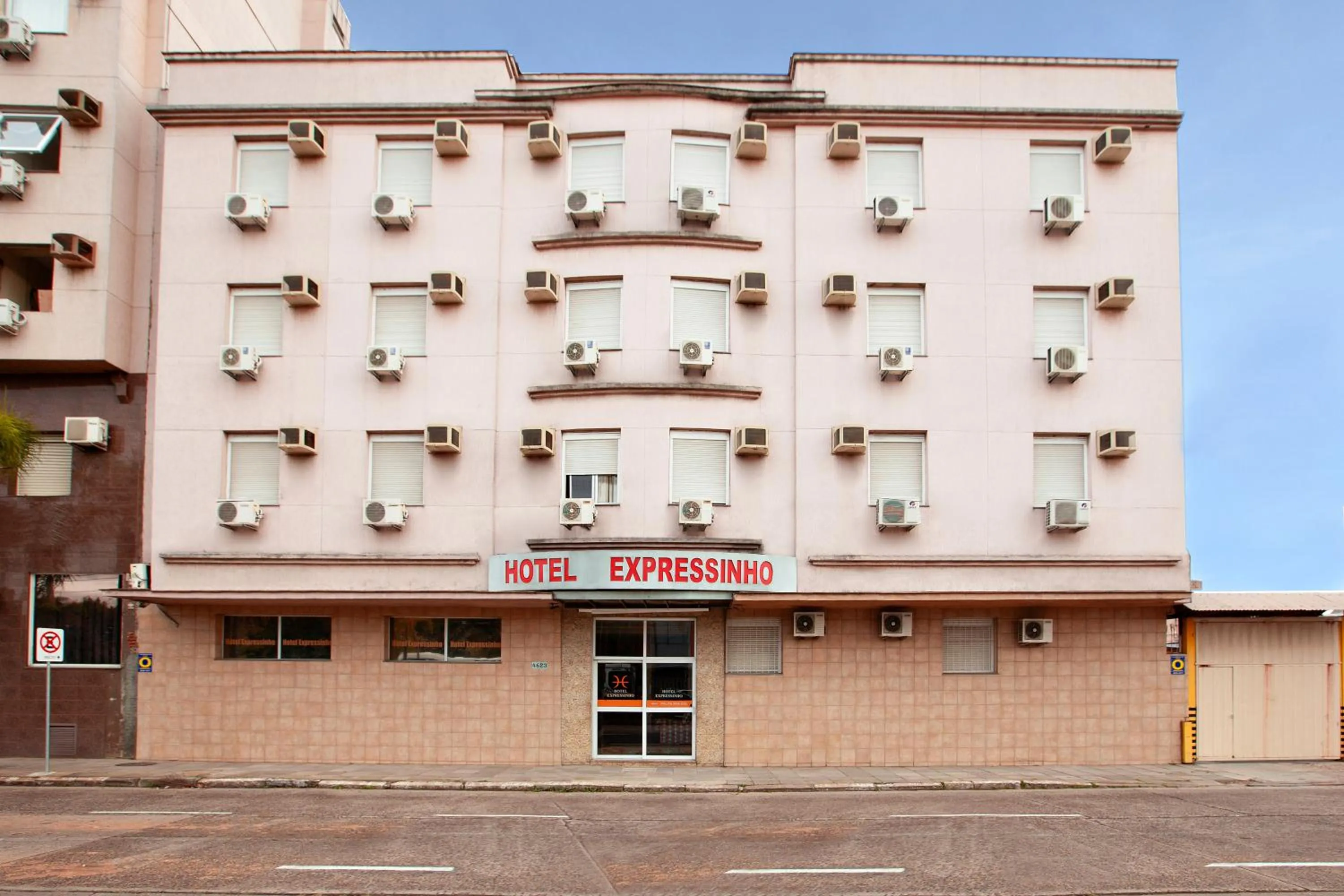 Property building in Hotel Expressinho Aeroporto