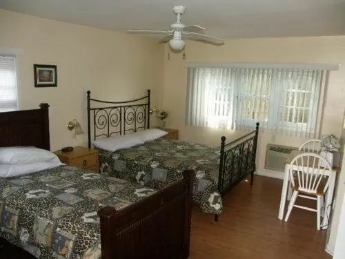 Bed in Chalet Beaconsfield Motel