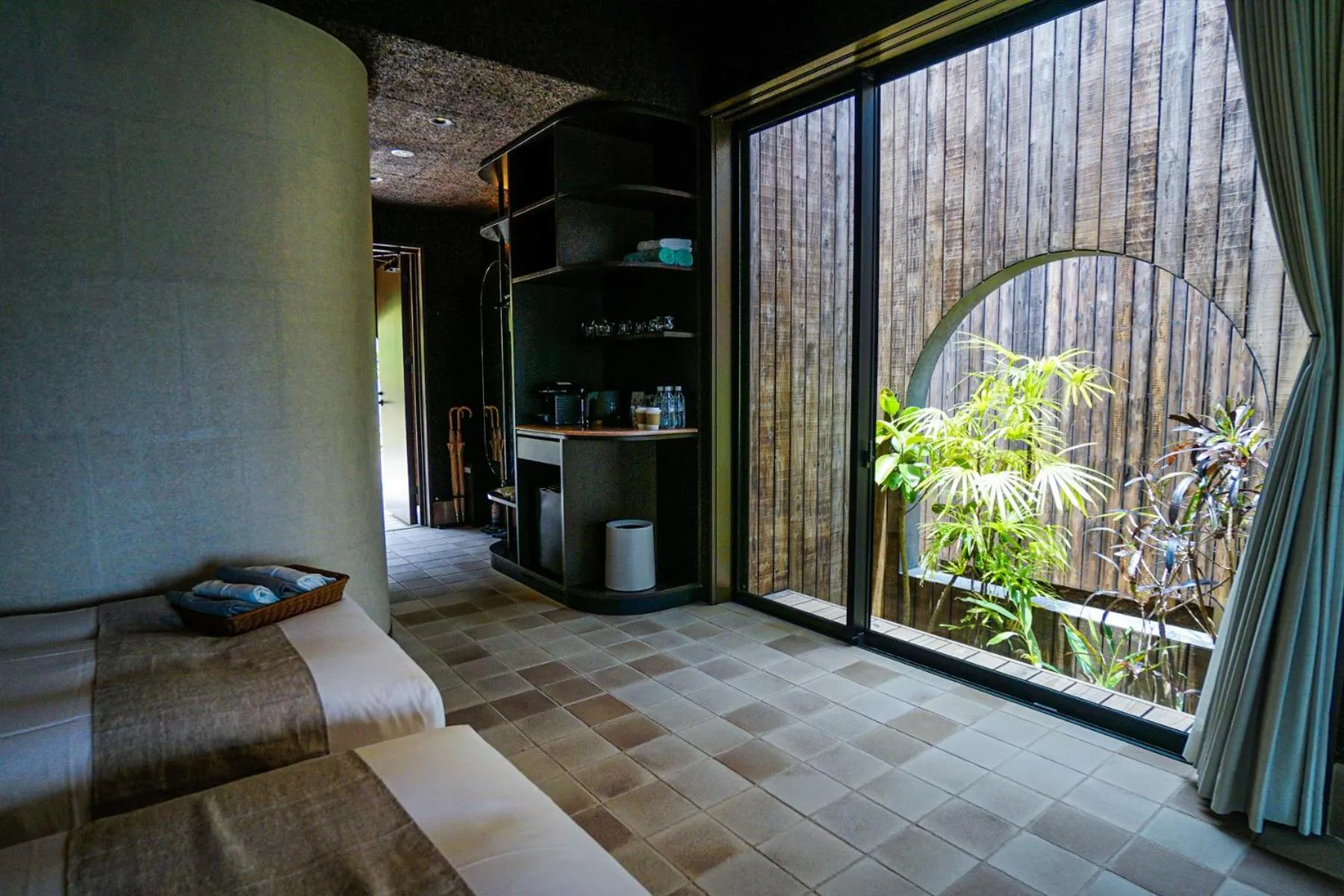 Photo of the whole room in Miru Amami