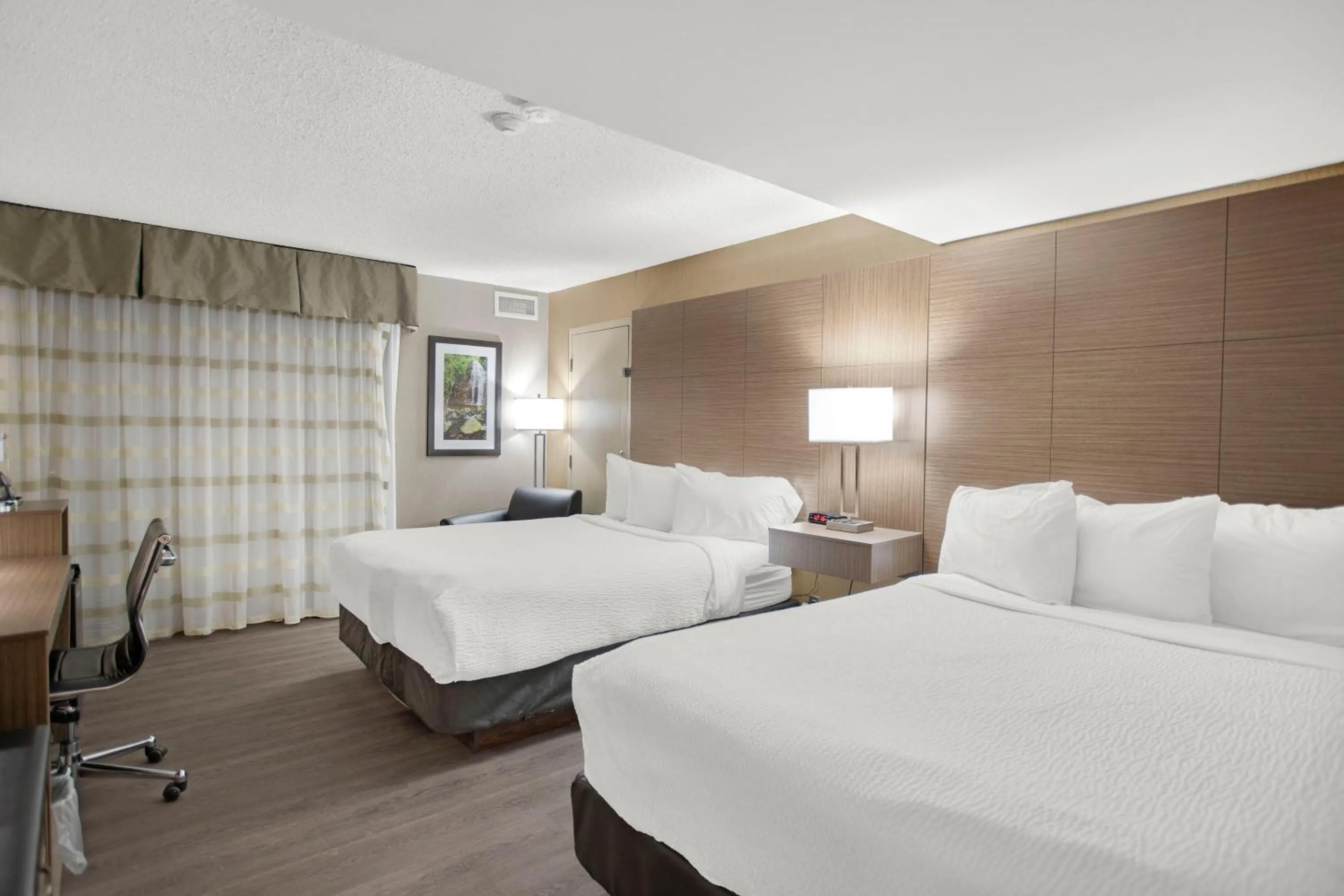 Bed in Superior Inn Hotel and Conference Centre Thunder Bay