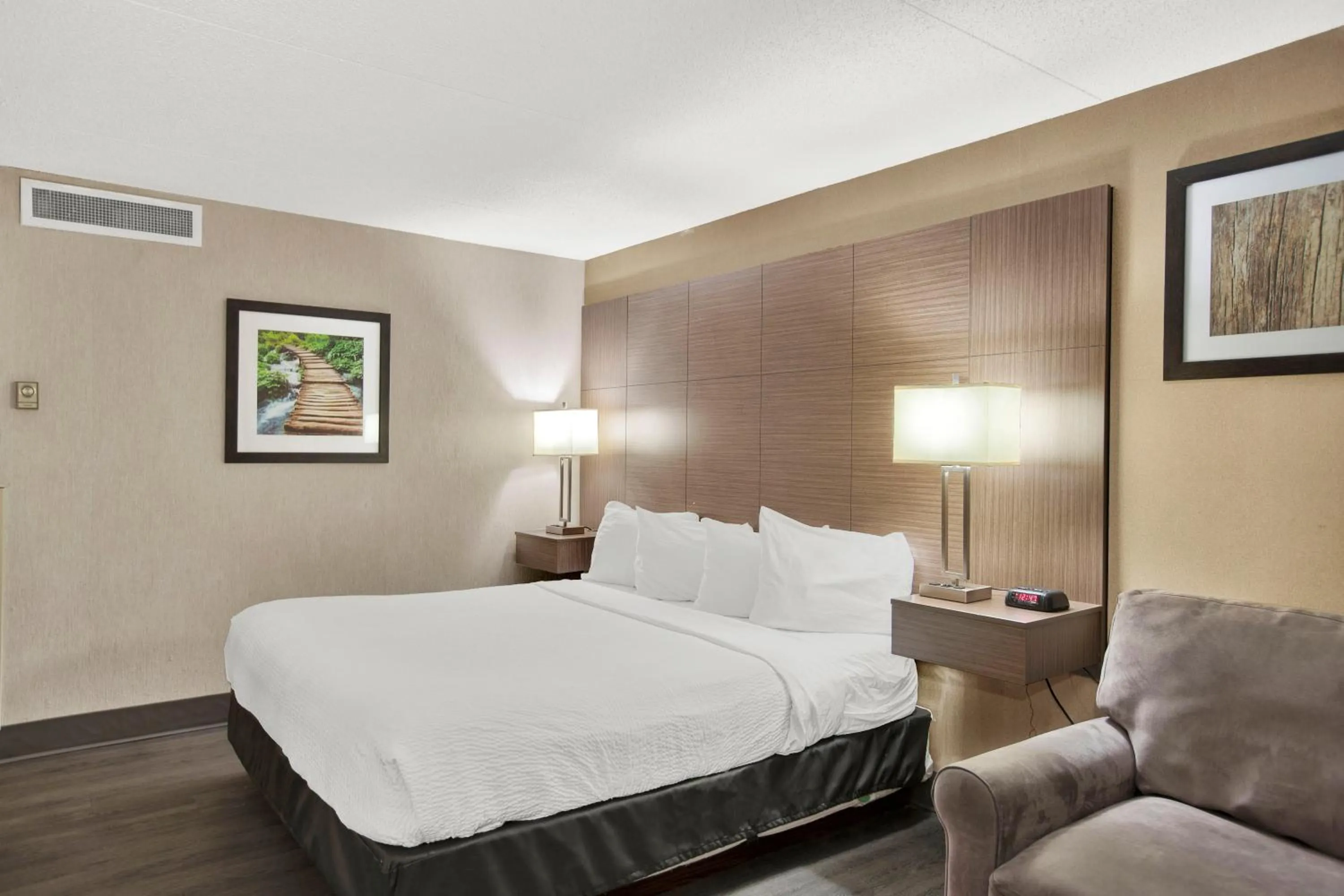 Bed in Superior Inn Hotel and Conference Centre Thunder Bay