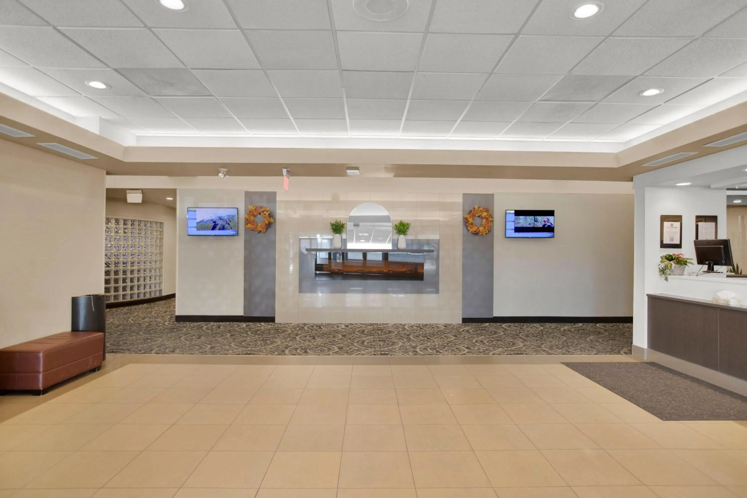 Lobby or reception in Superior Inn Hotel and Conference Centre Thunder Bay