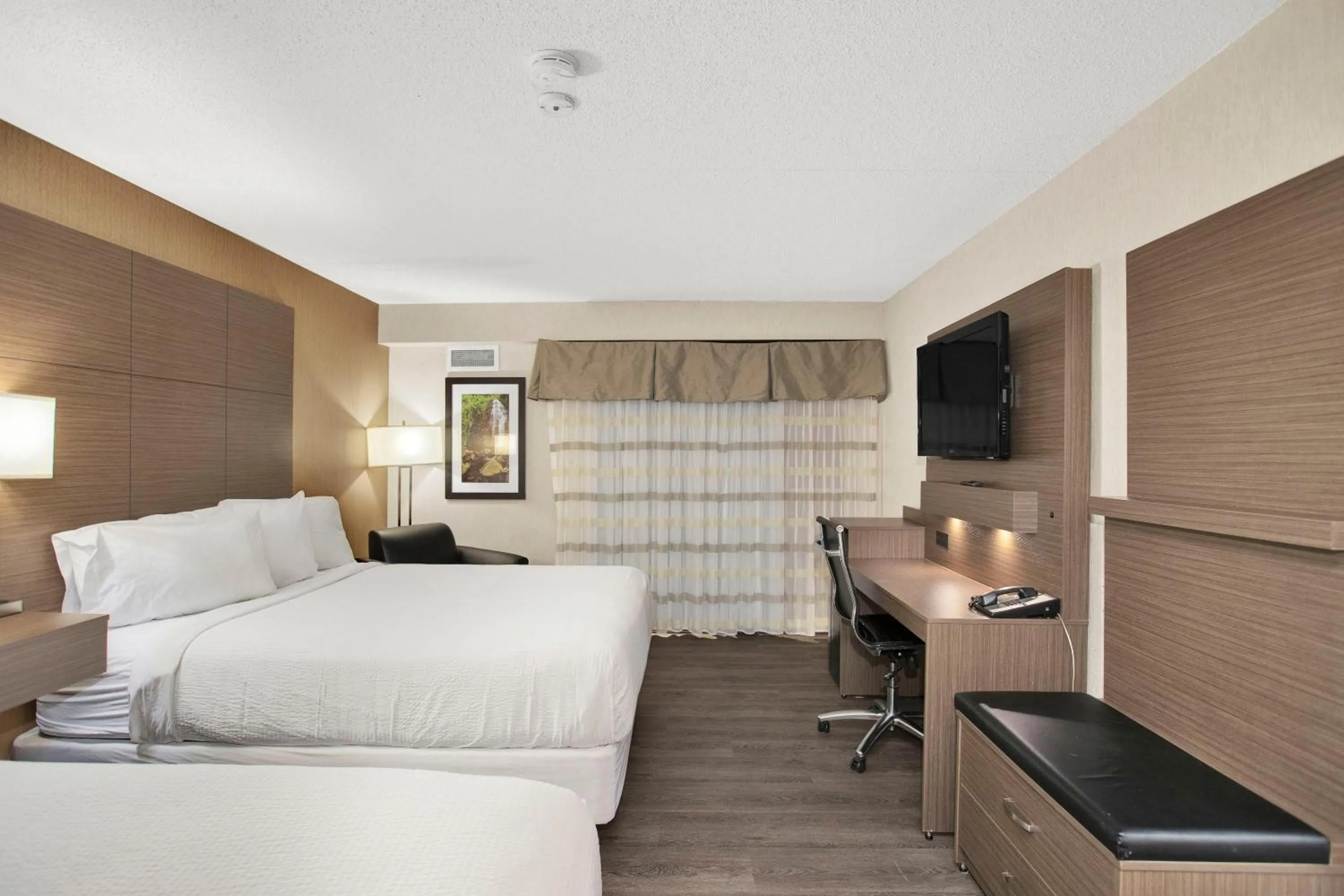 Bed in Superior Inn Hotel and Conference Centre Thunder Bay