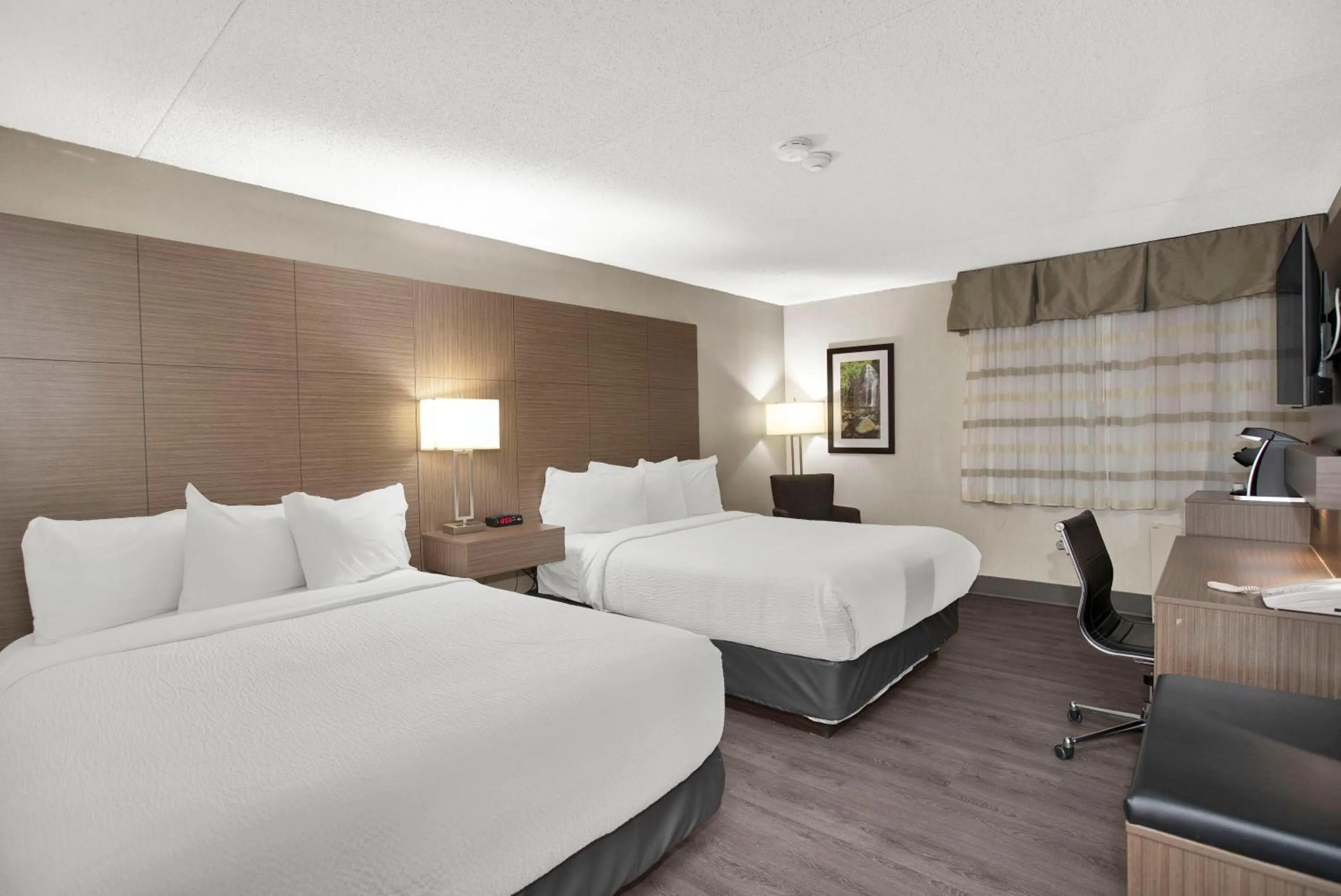 Bed in Superior Inn Hotel and Conference Centre Thunder Bay