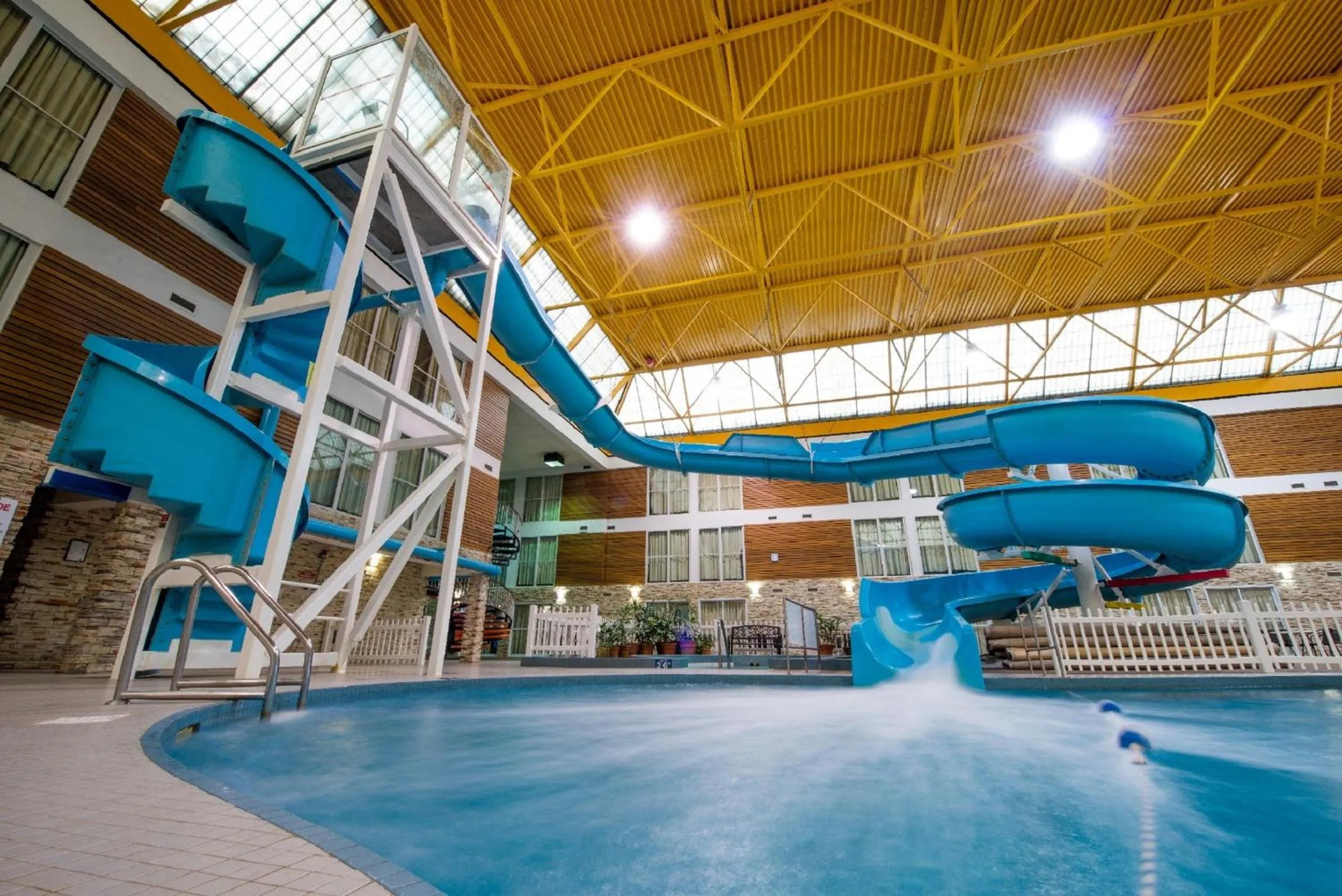 Swimming pool in Superior Inn Hotel and Conference Centre Thunder Bay