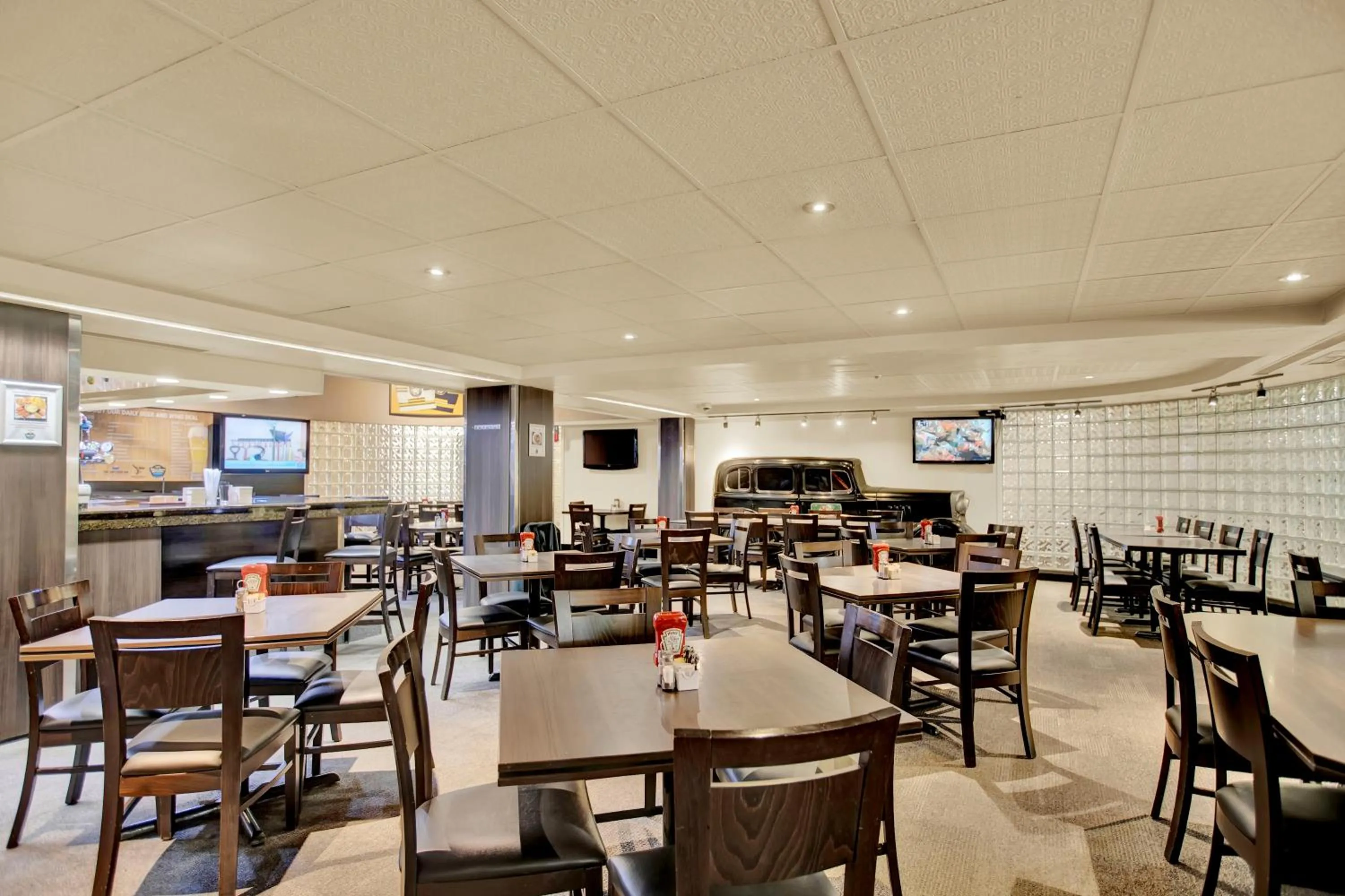Restaurant/places to eat in Superior Inn Hotel and Conference Centre Thunder Bay