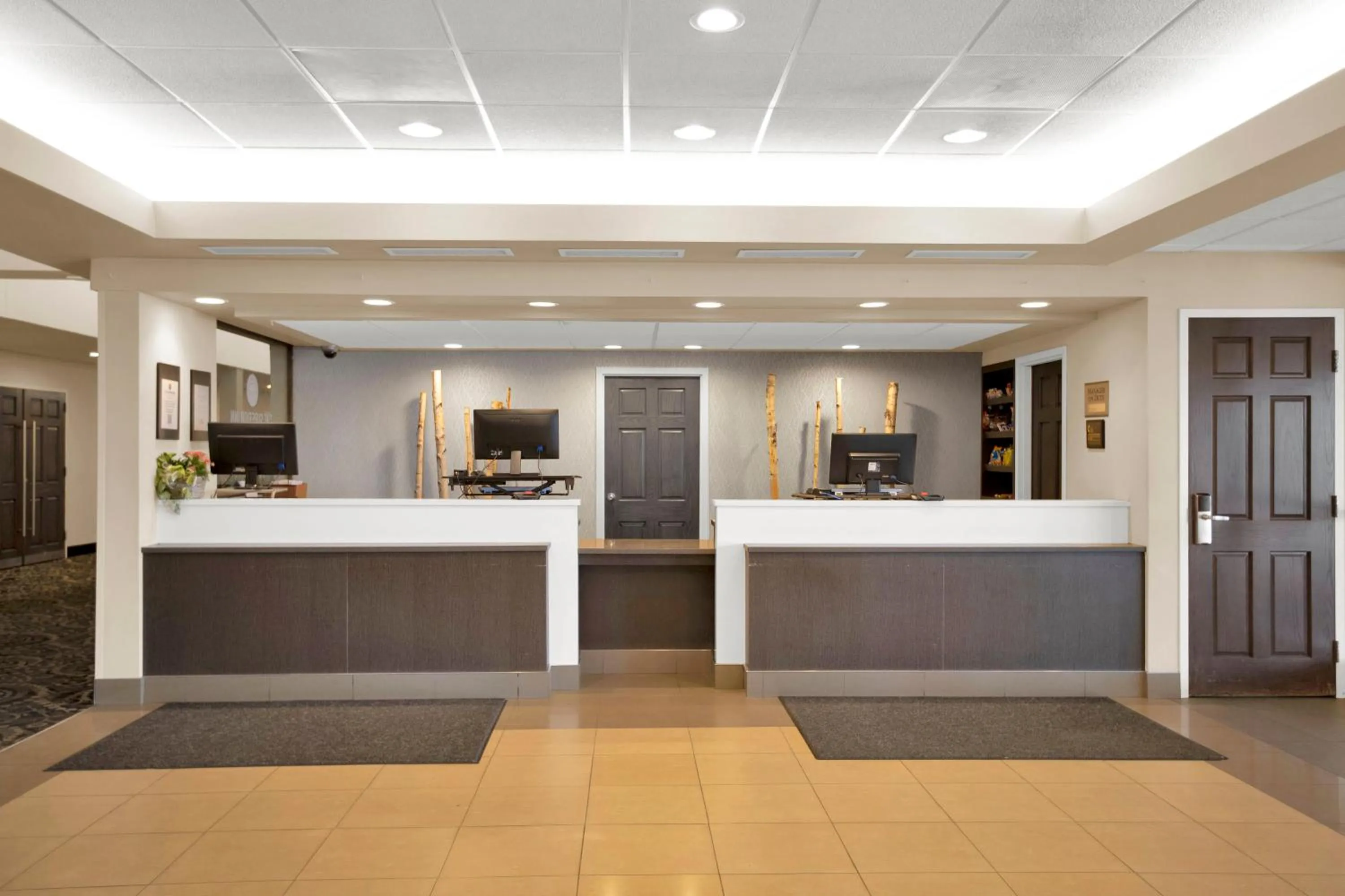 Lobby or reception in Superior Inn Hotel and Conference Centre Thunder Bay