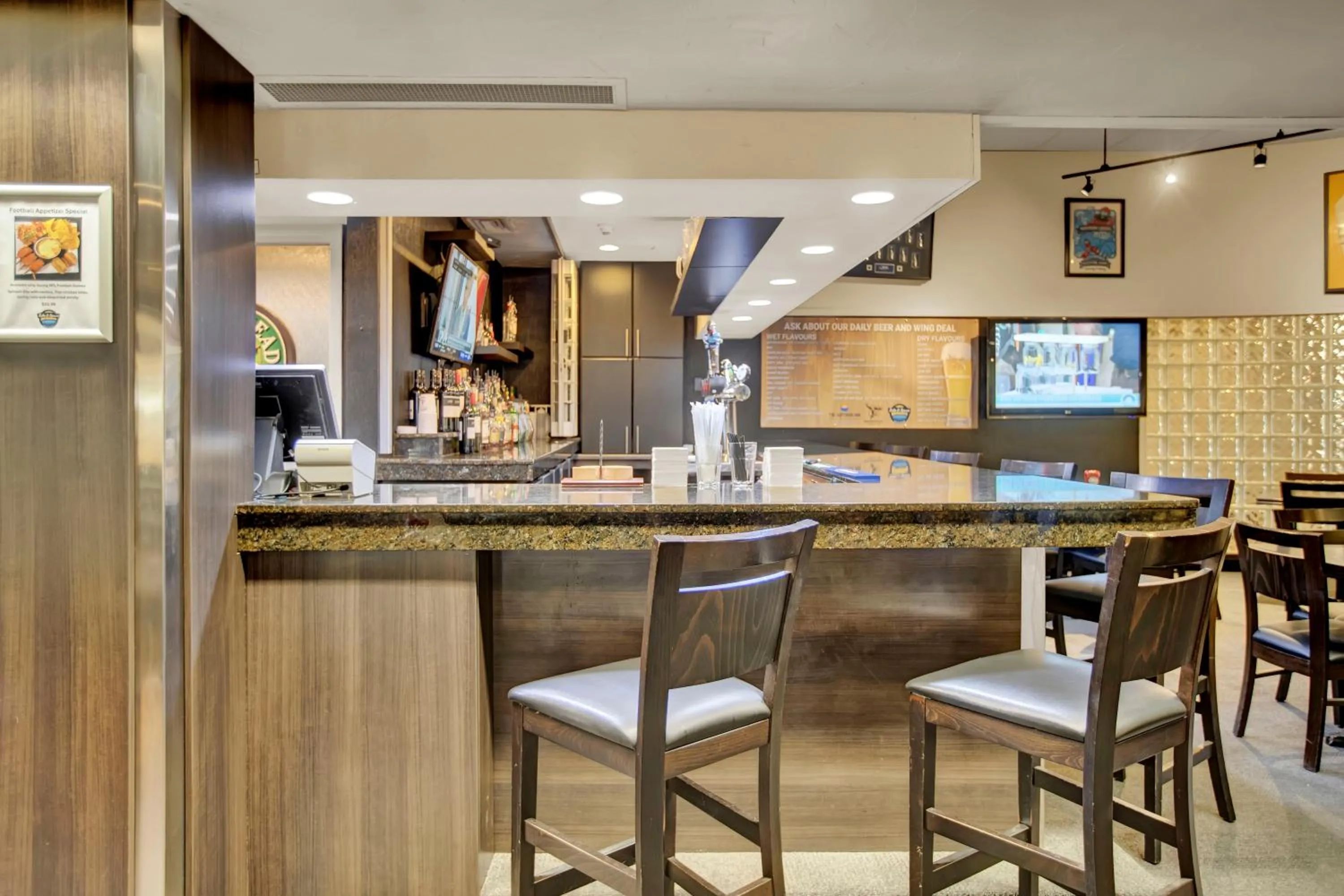 Lounge or bar in Superior Inn Hotel and Conference Centre Thunder Bay