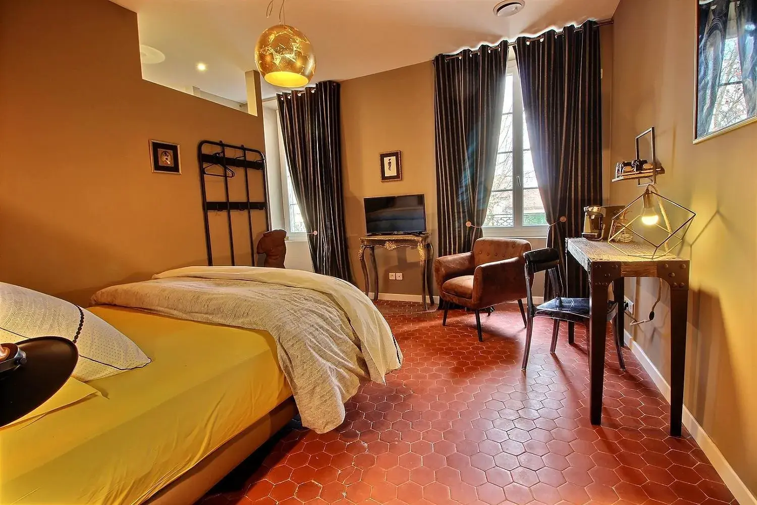 Double Room - single occupancy in Effets Personnels Double Room - single occupancy in Effets Personnels