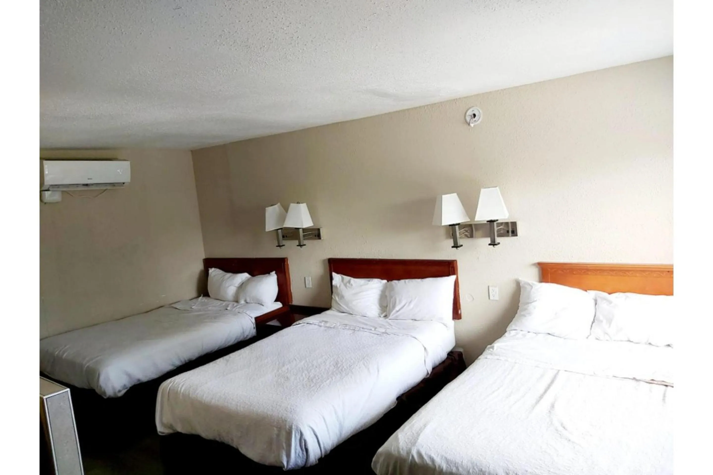 Bedroom, Bed in Travel Inn By OYO Omaha