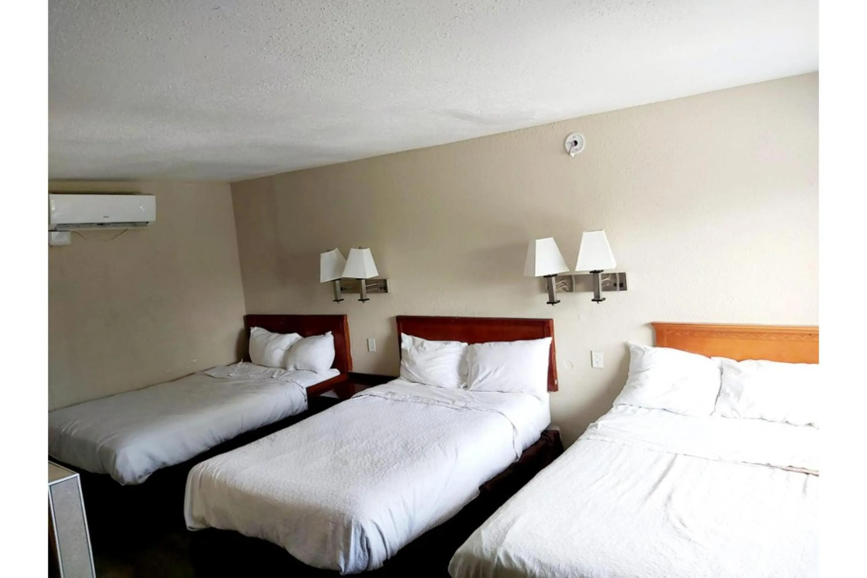 Bedroom, Bed in Travel Inn By OYO Omaha