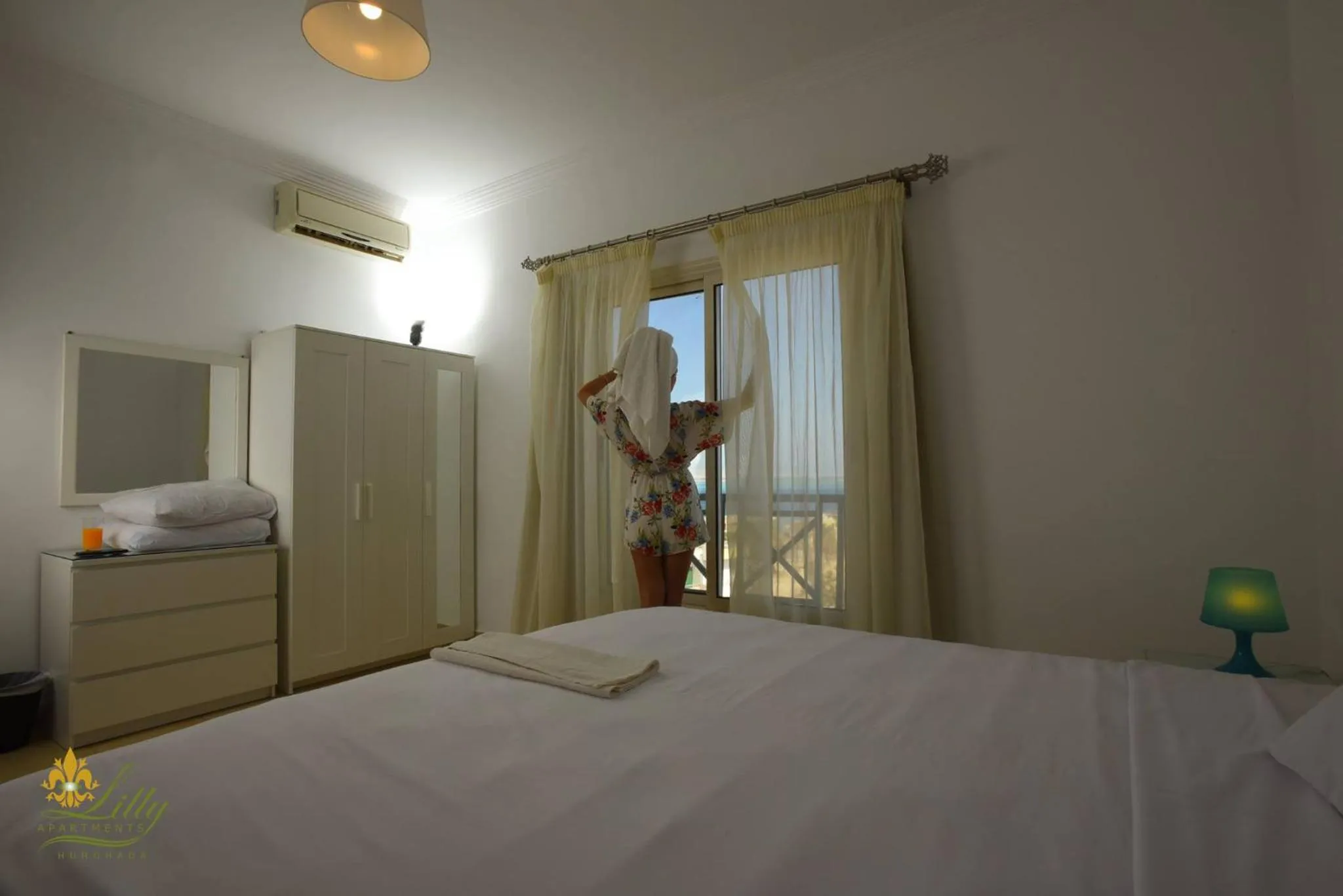 Day, Bed in Lilly Apartments