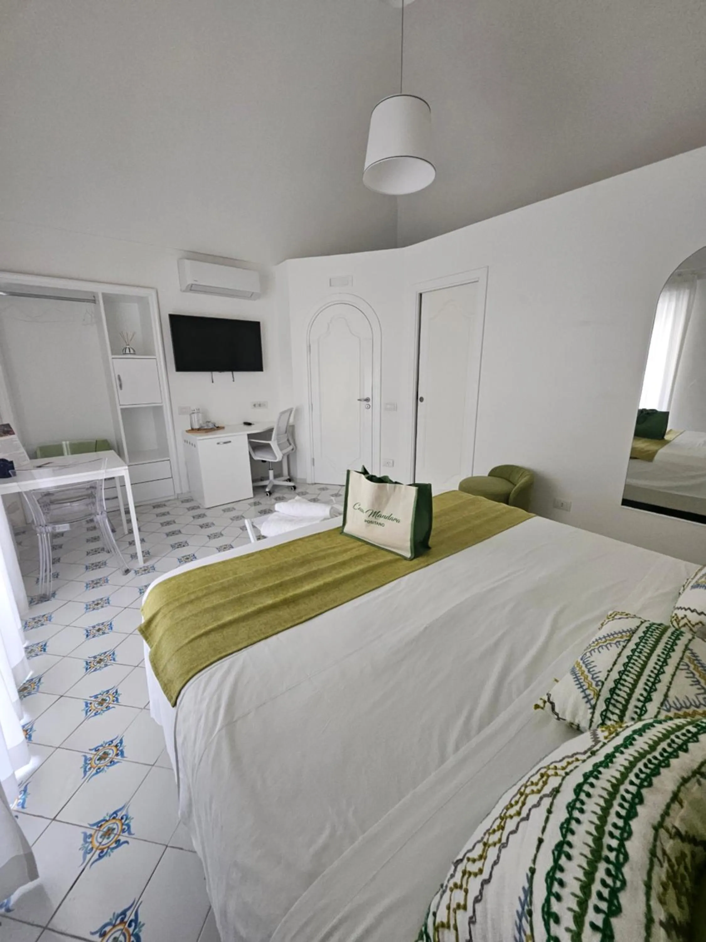 Communal lounge/ TV room, Bed in Casa Mandara B&B