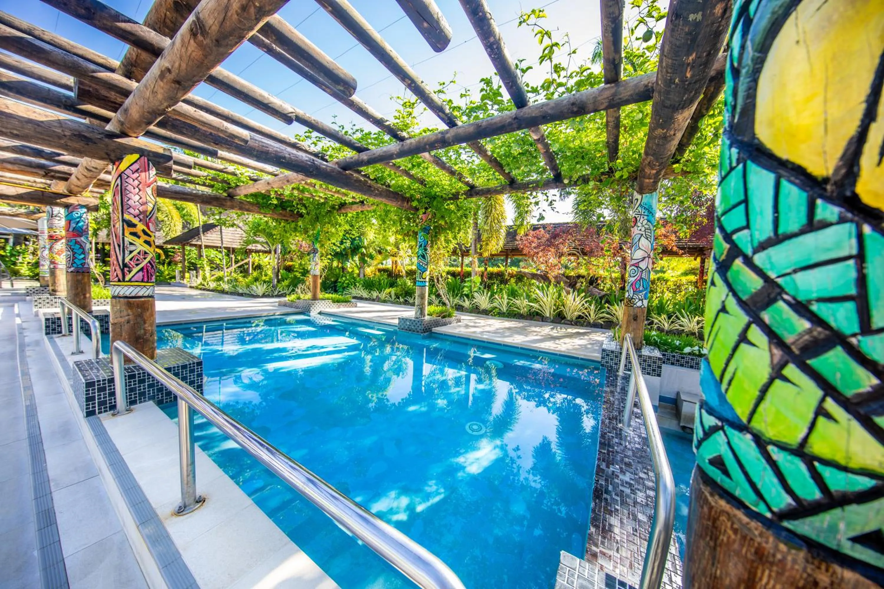 Swimming pool in Tanoa Tusitala Hotel