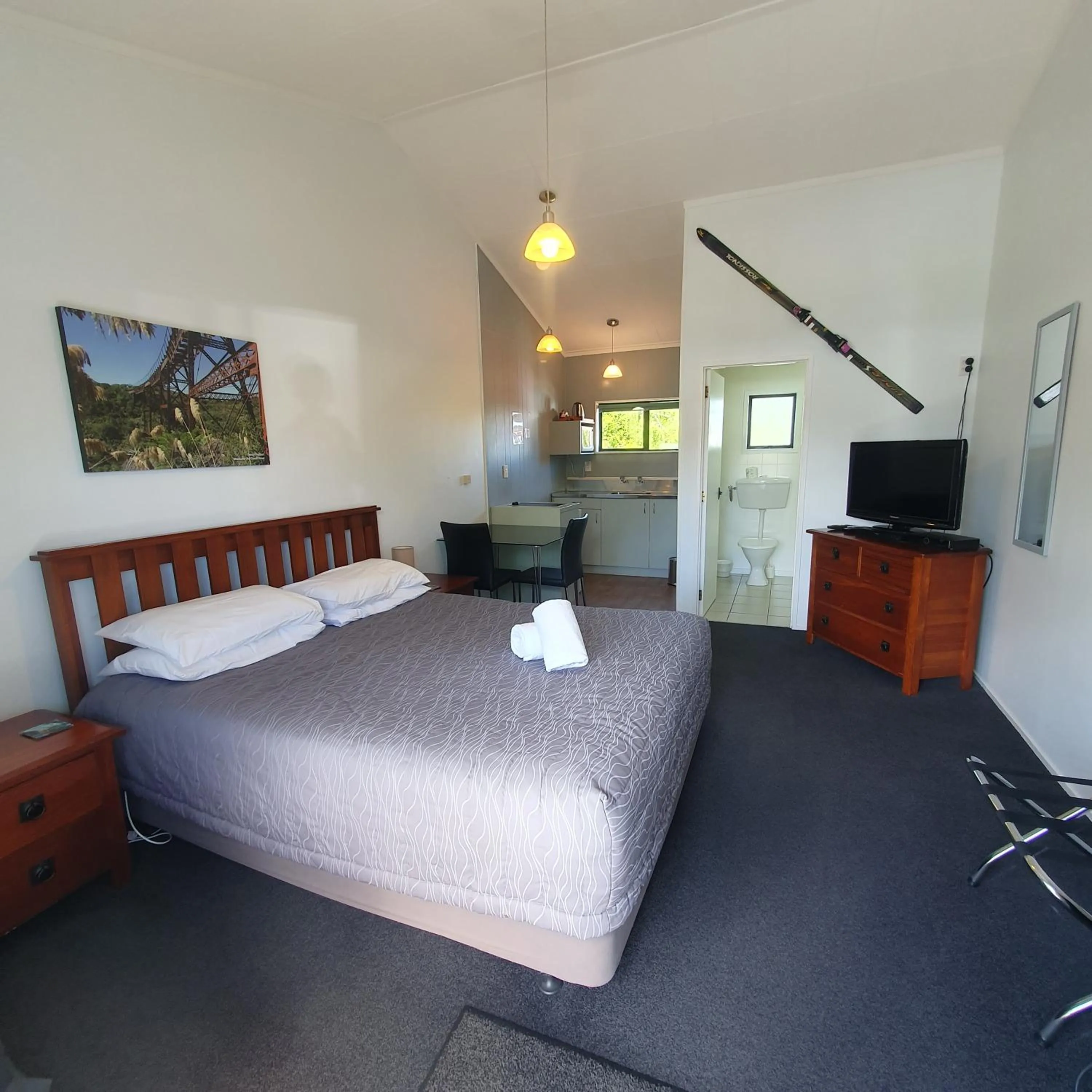 Photo of the whole room, Bed in Ohakune Court Motel