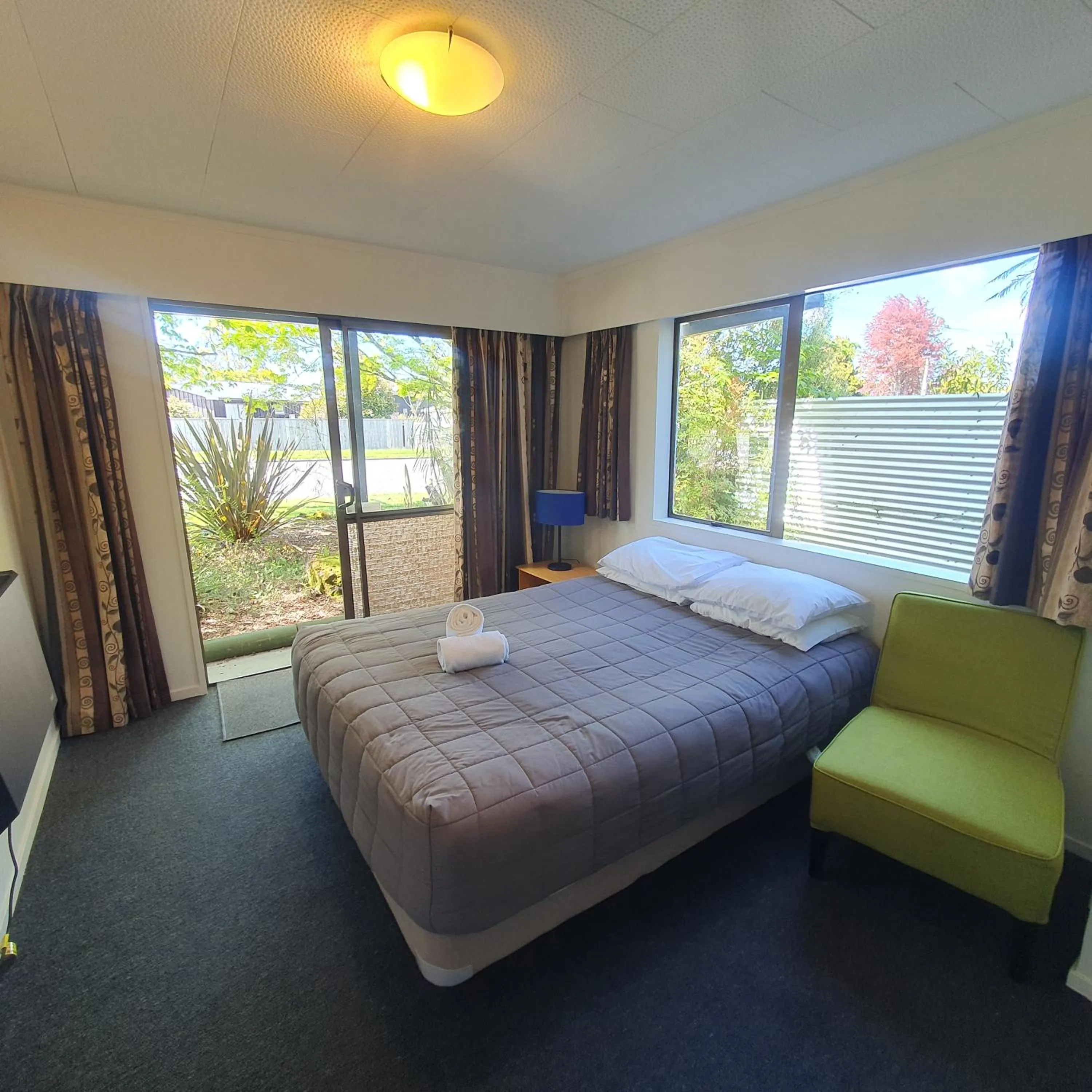 Bed in Ohakune Court Motel