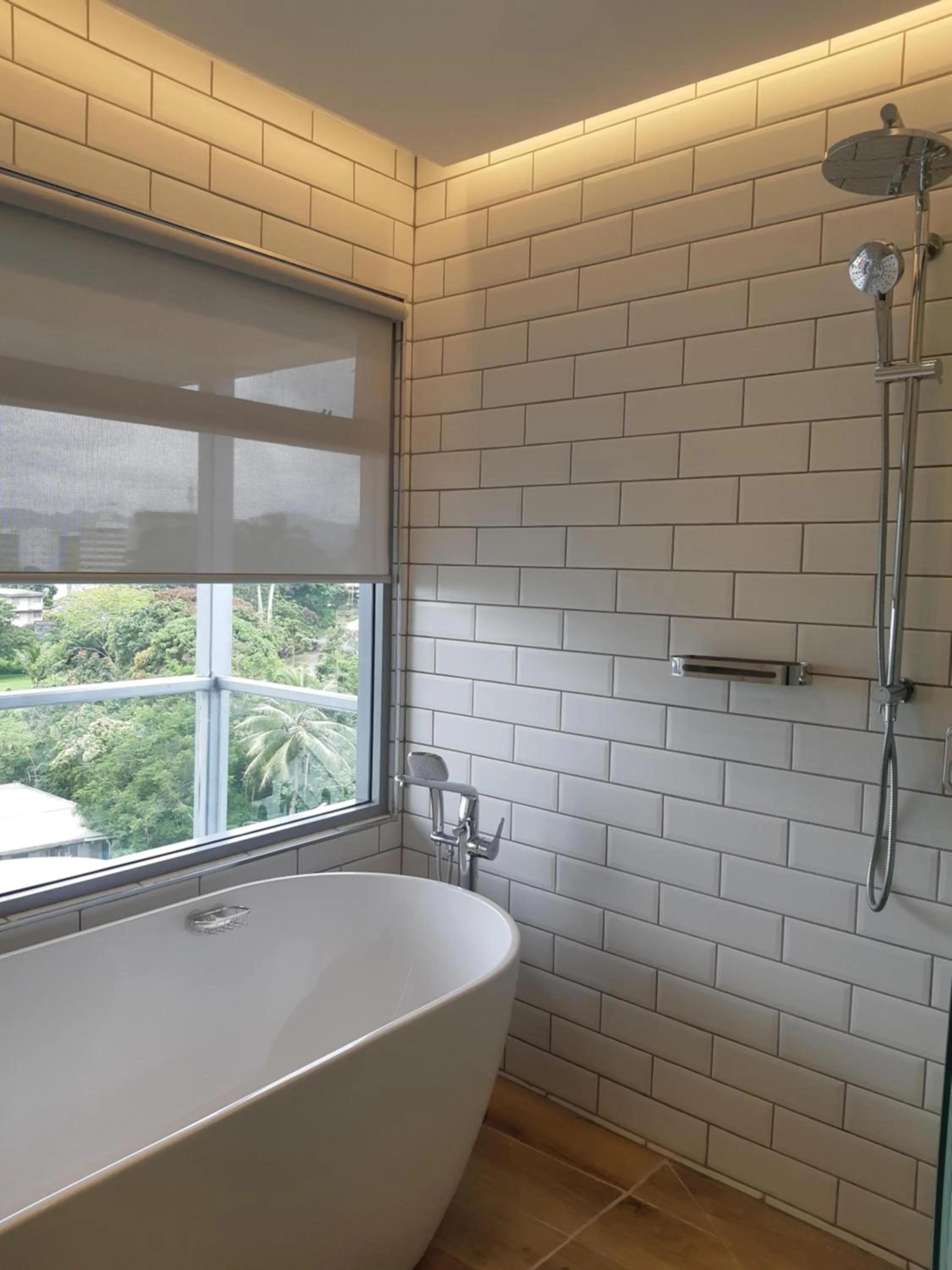 Shower in Tanoa Plaza Hotel