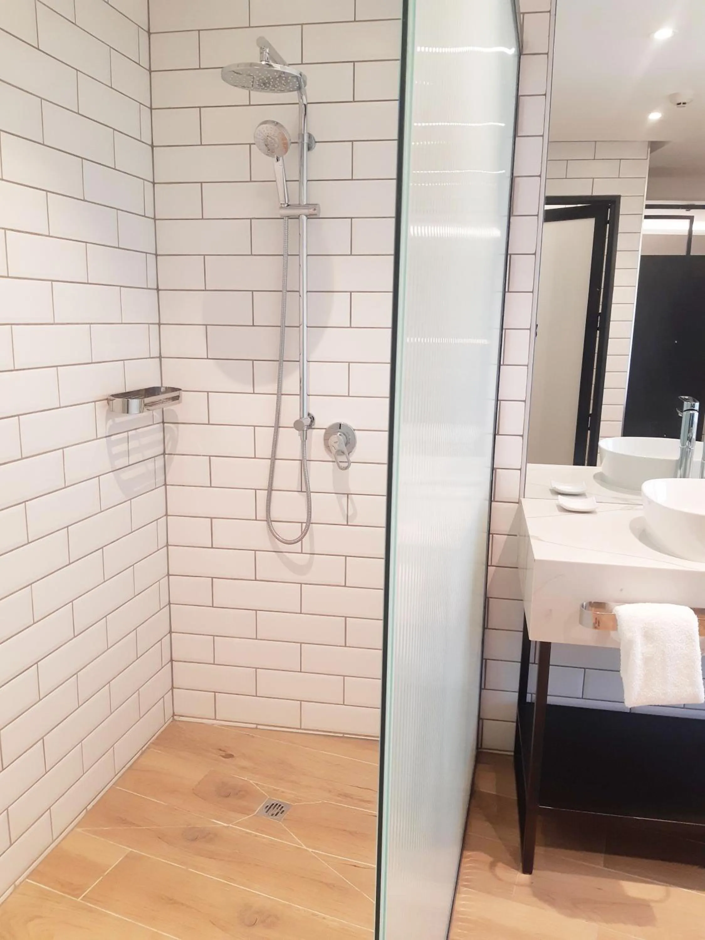 Shower in Tanoa Plaza Hotel