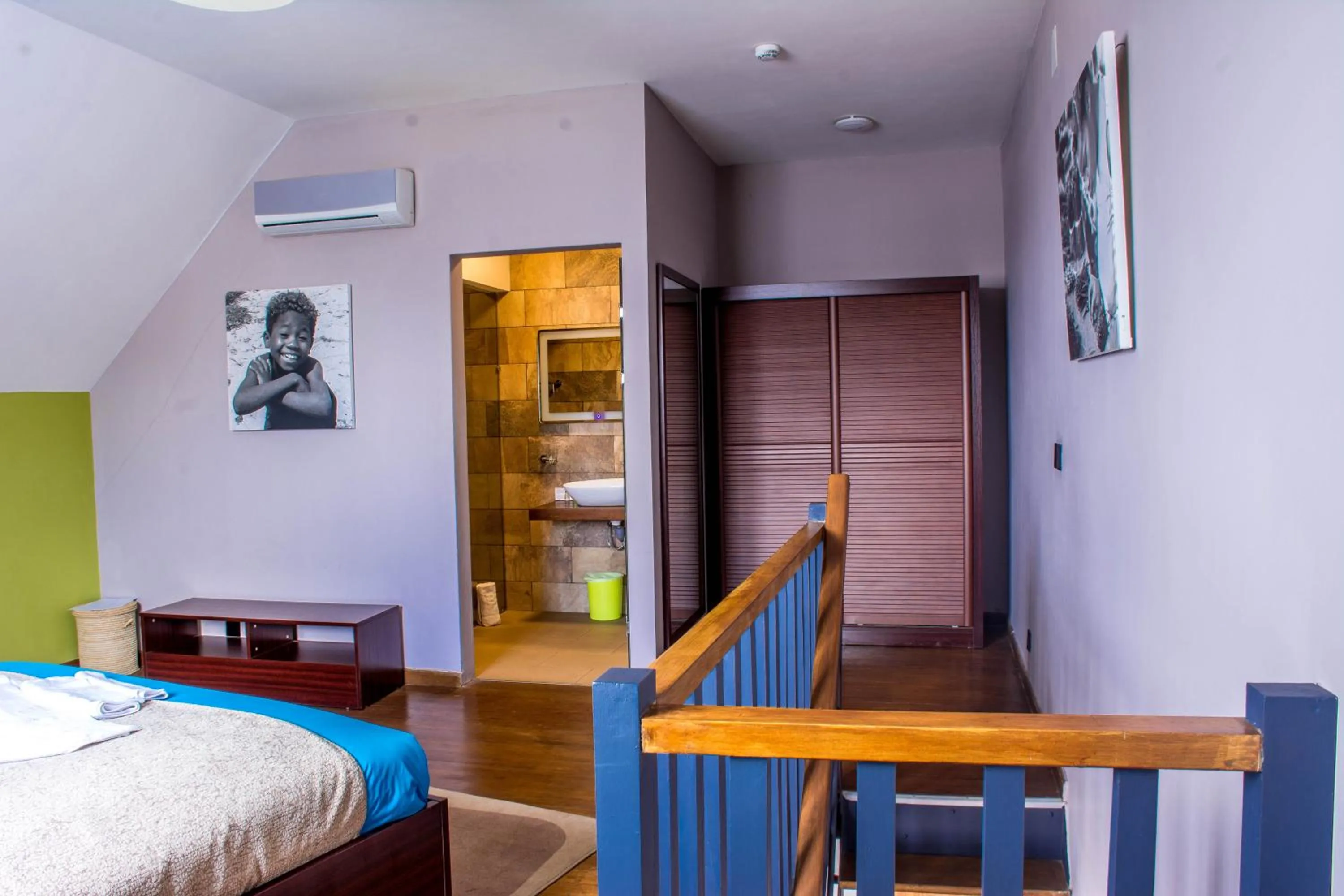 Shower, Bed in Havana Resort