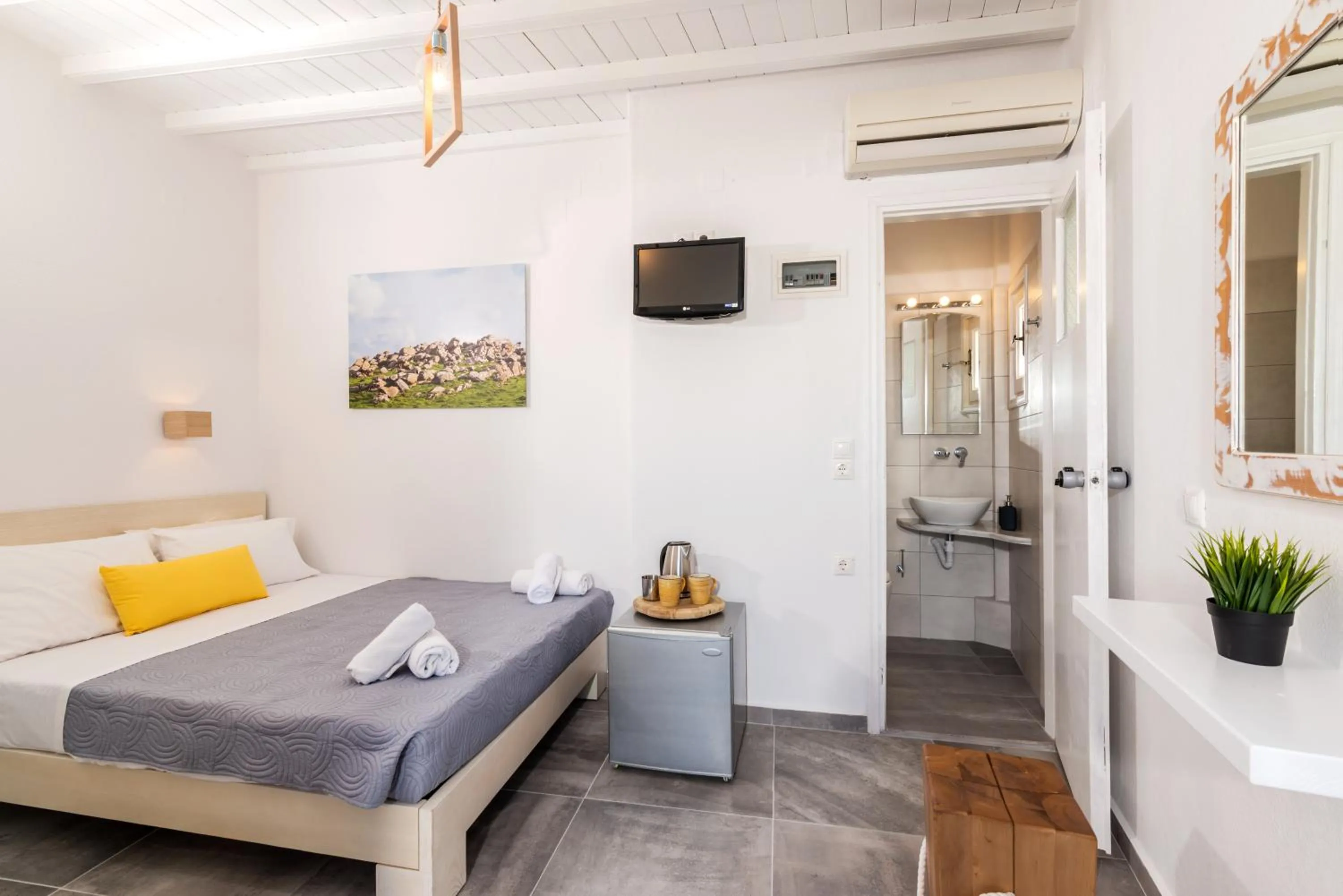 Photo of the whole room, Bed in Orpheas Rooms