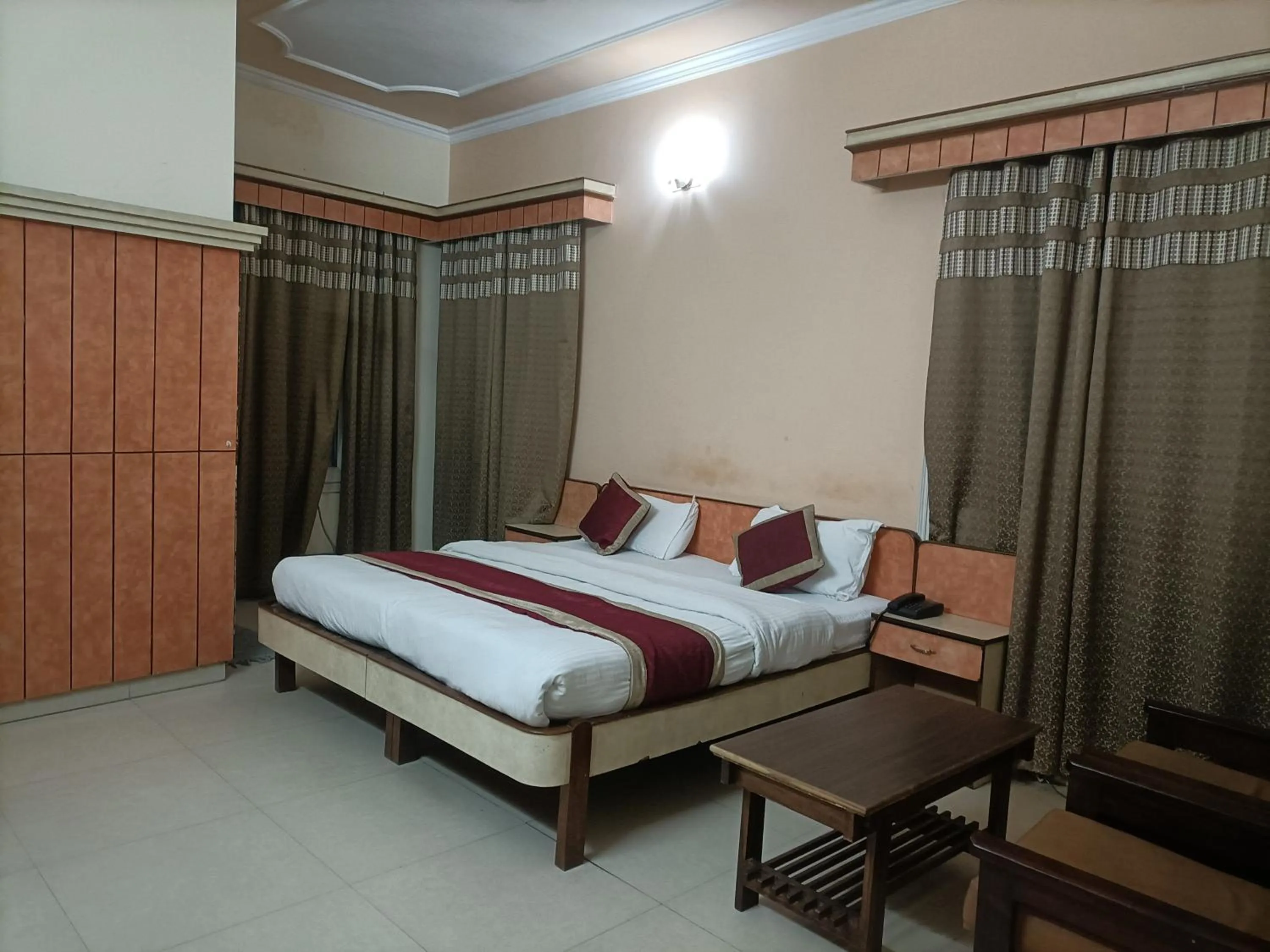 Bed in Hotel Midtown