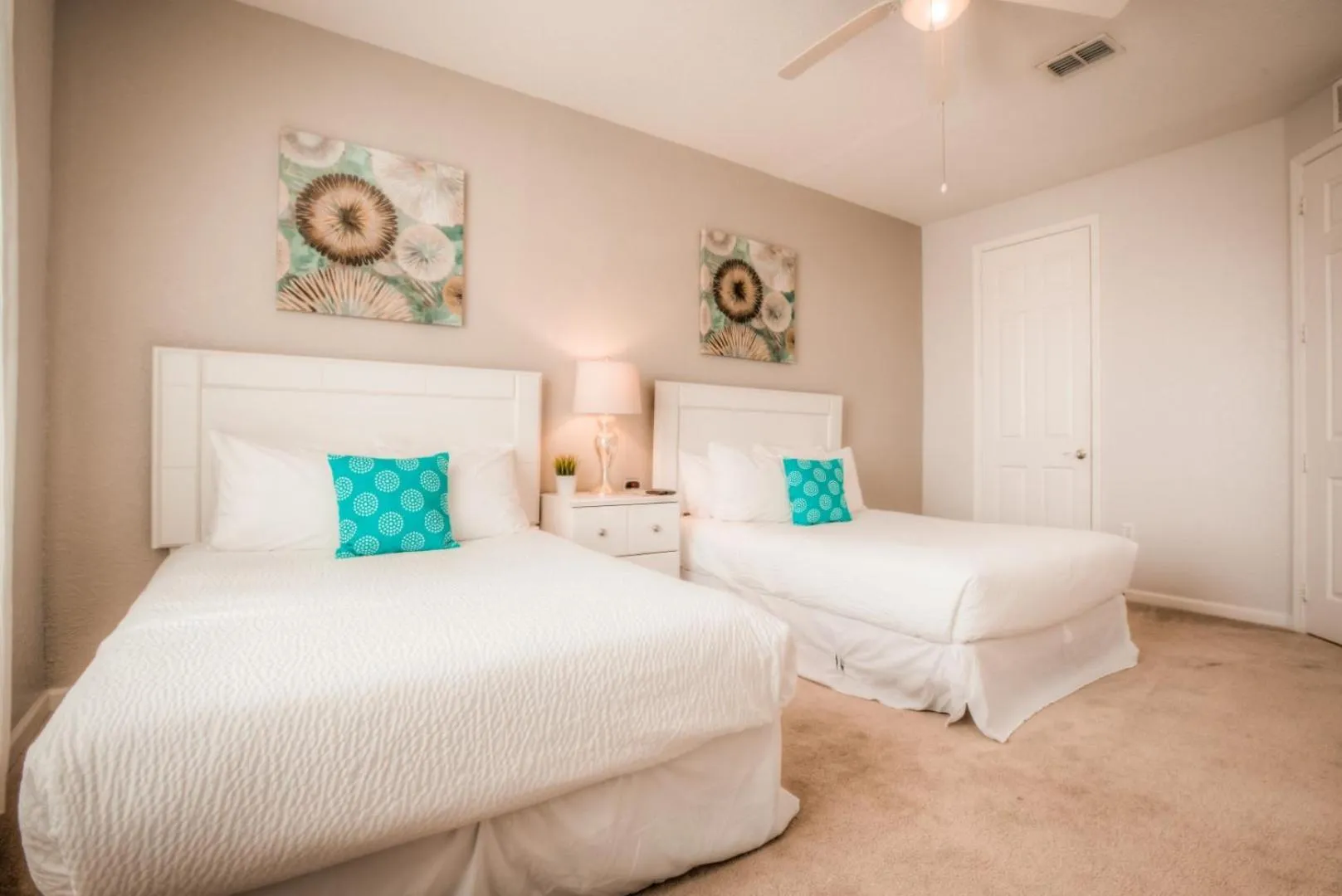 Bed in Beautiful LAKEVIEW Deluxe Condo Near Theme Parks