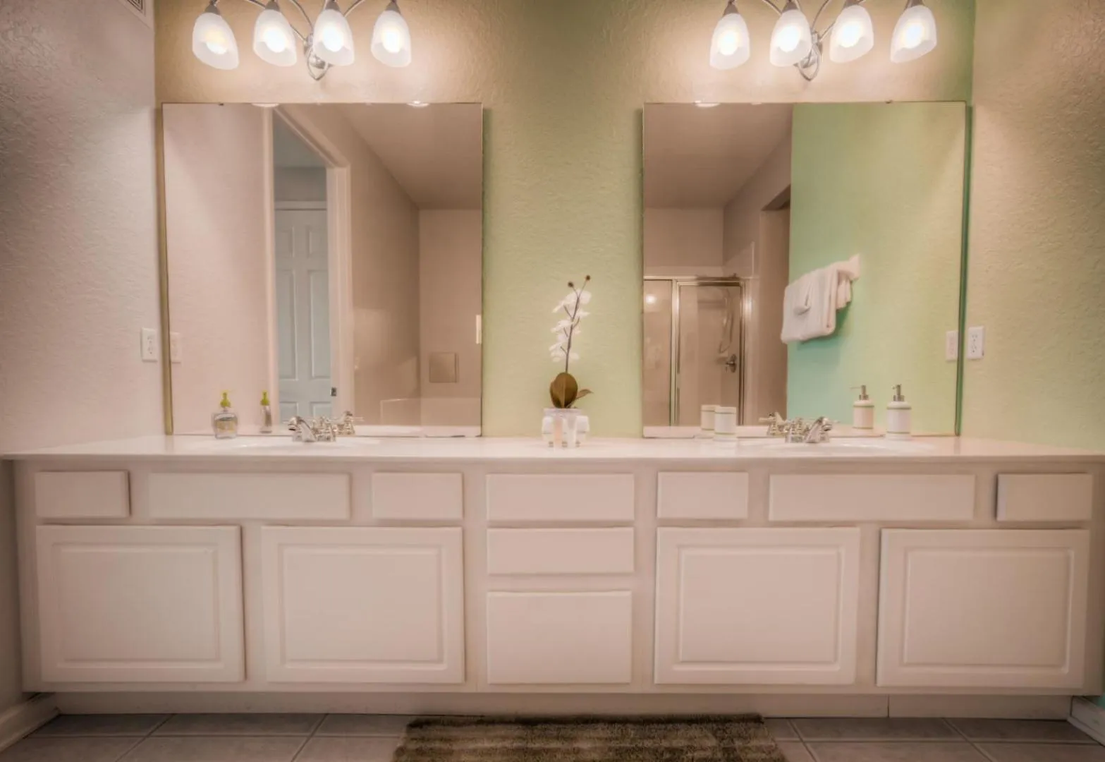 Beautiful LAKEVIEW Deluxe Condo Near Theme Parks