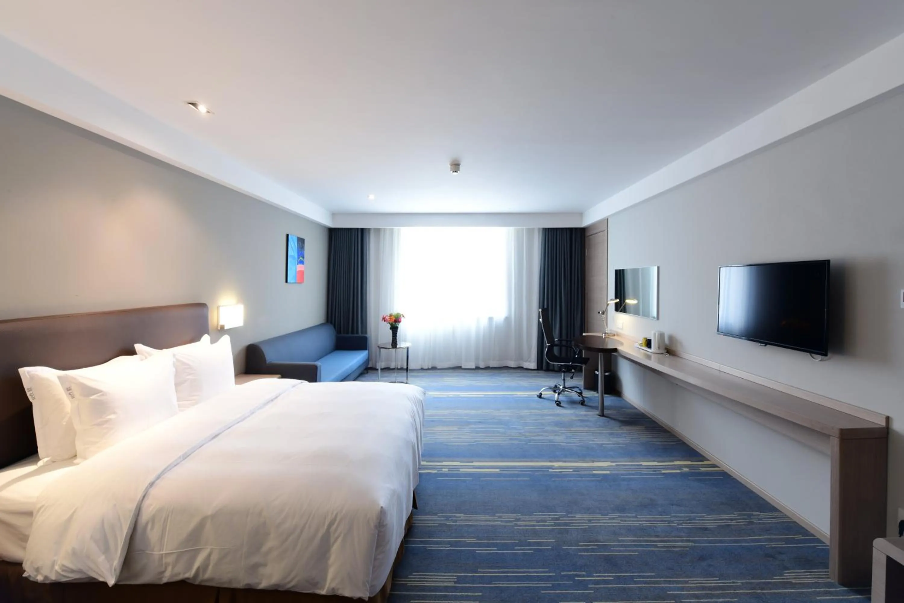 Photo of the whole room, Bed in Holiday Inn Express Changchun High-Tech Zone by IHG