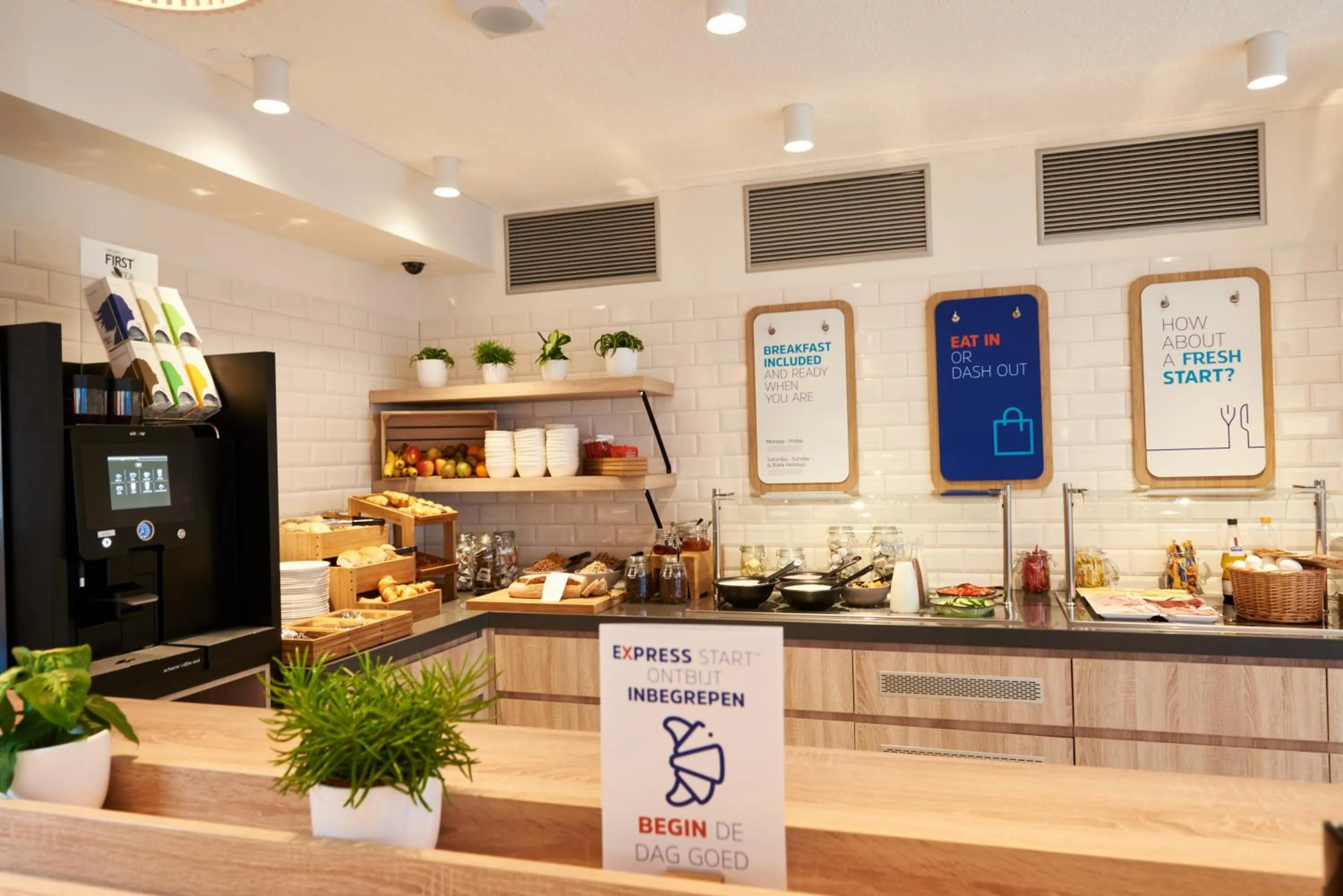 Breakfast in Holiday Inn Express Amsterdam - City Hall by IHG