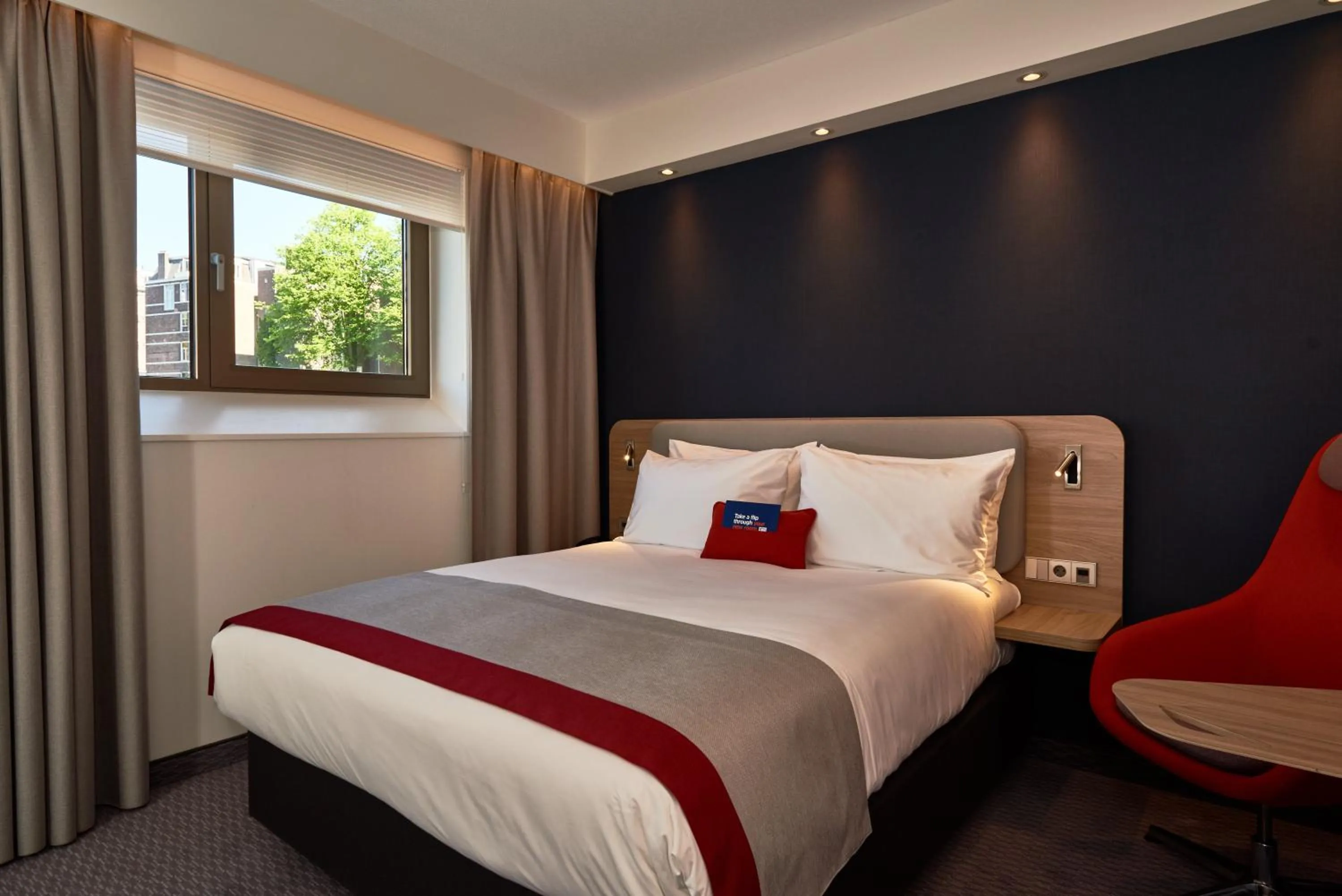 Photo of the whole room, Bed in Holiday Inn Express Amsterdam - City Hall by IHG