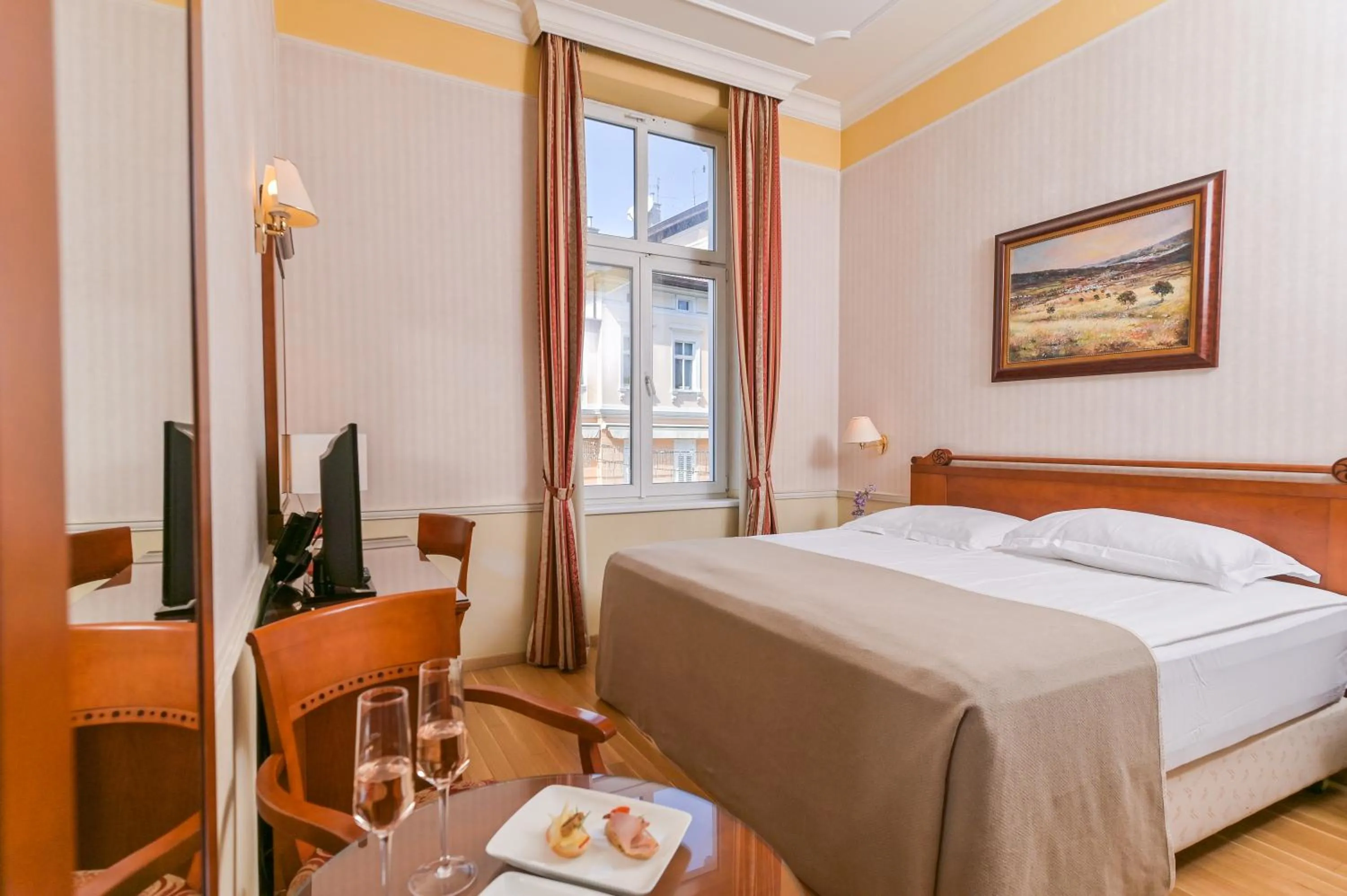 Bedroom, Bed in Hotel Continental