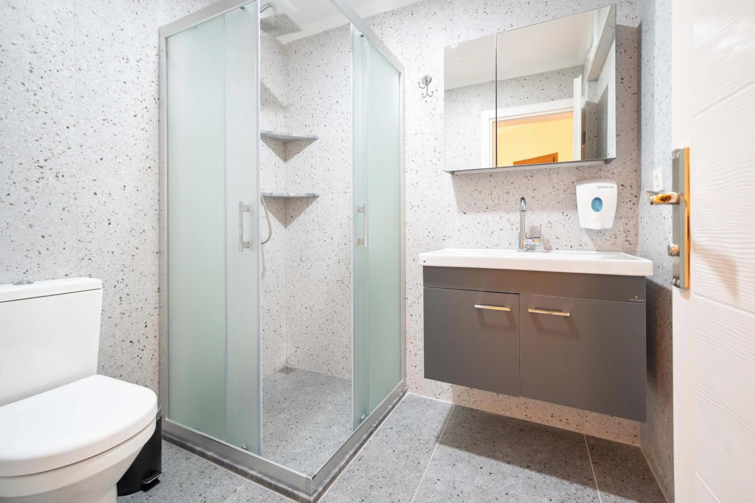 Shower in Dedeminn Garden Hotel