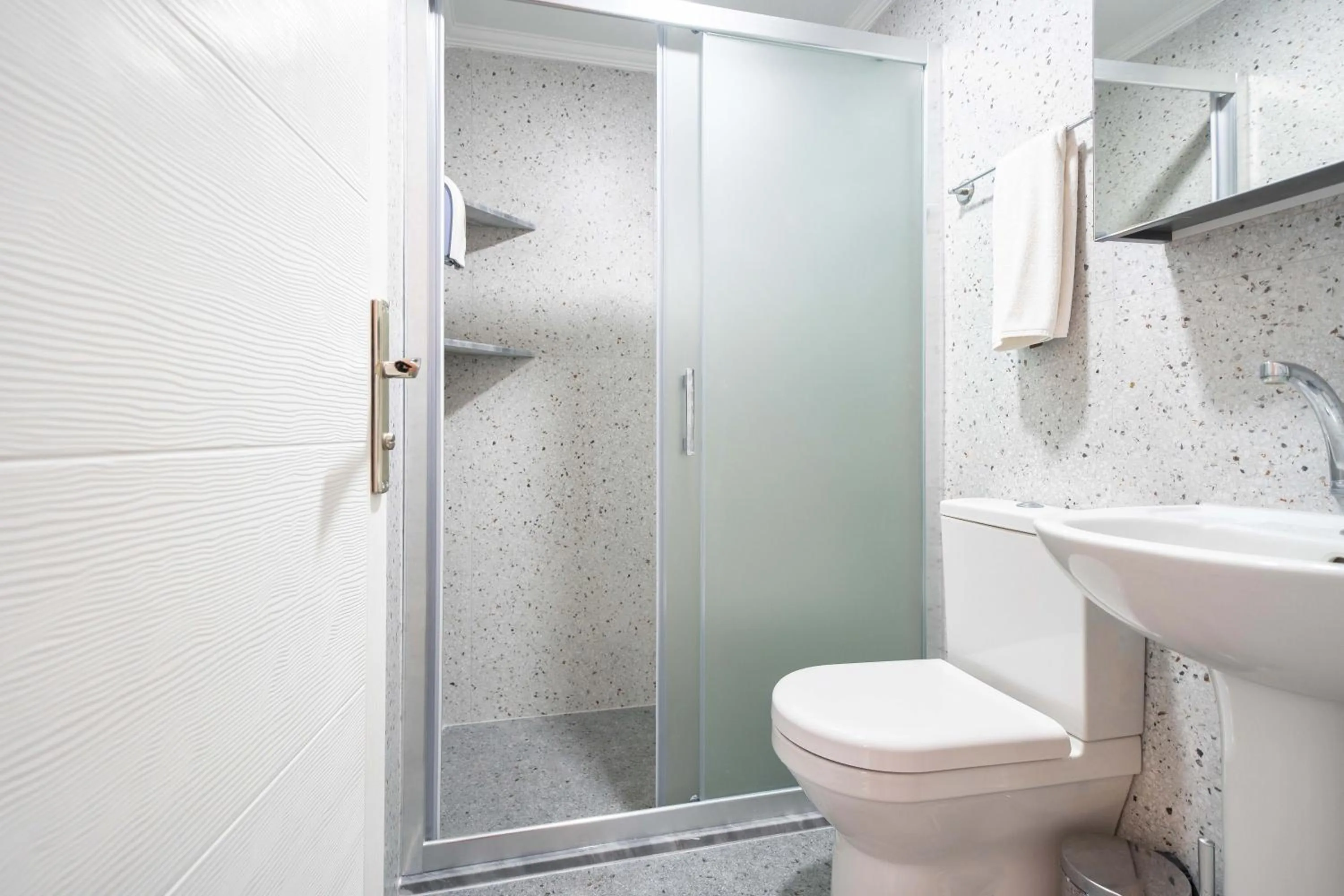 Shower in Dedeminn Garden Hotel