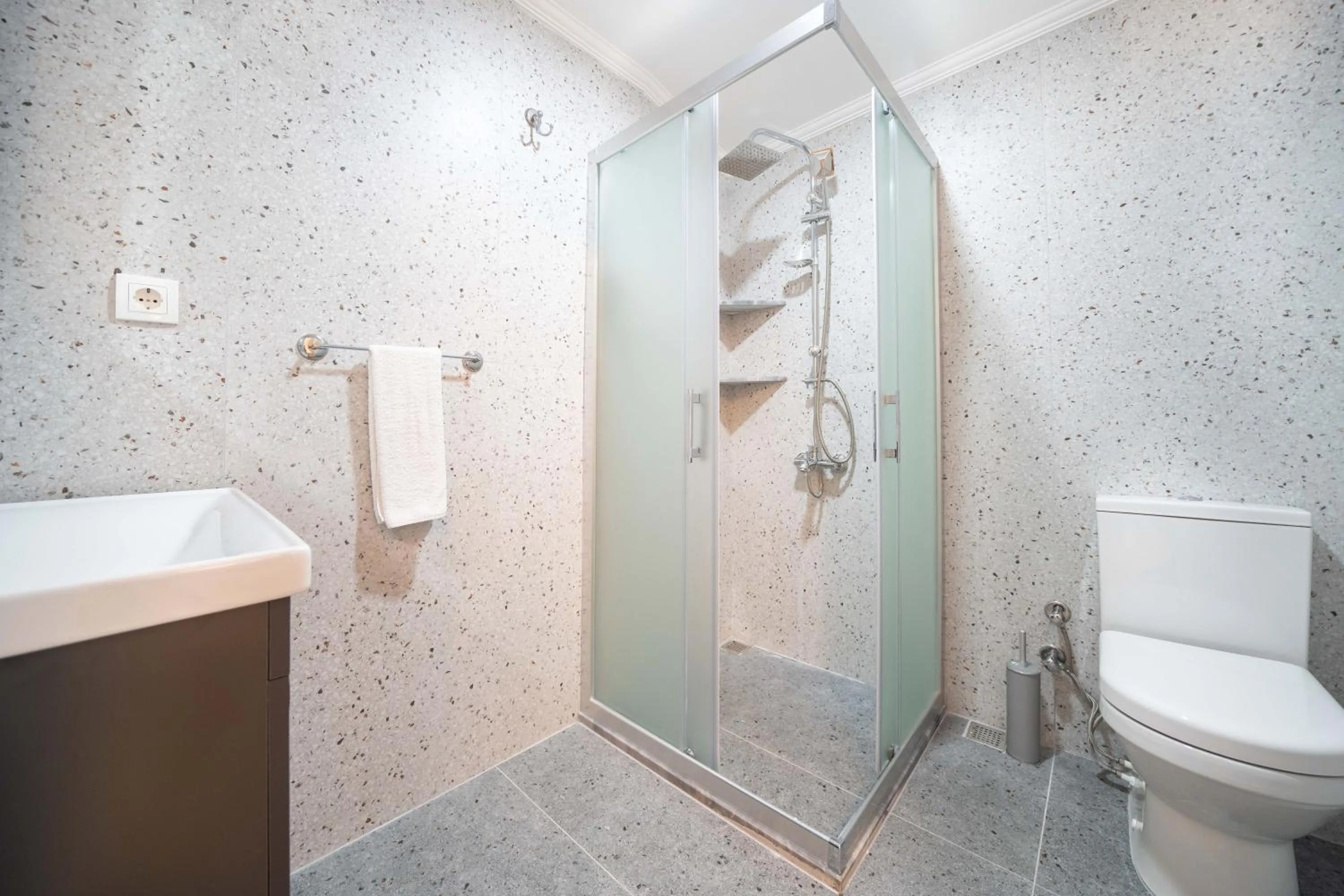 Shower in Dedeminn Garden Hotel