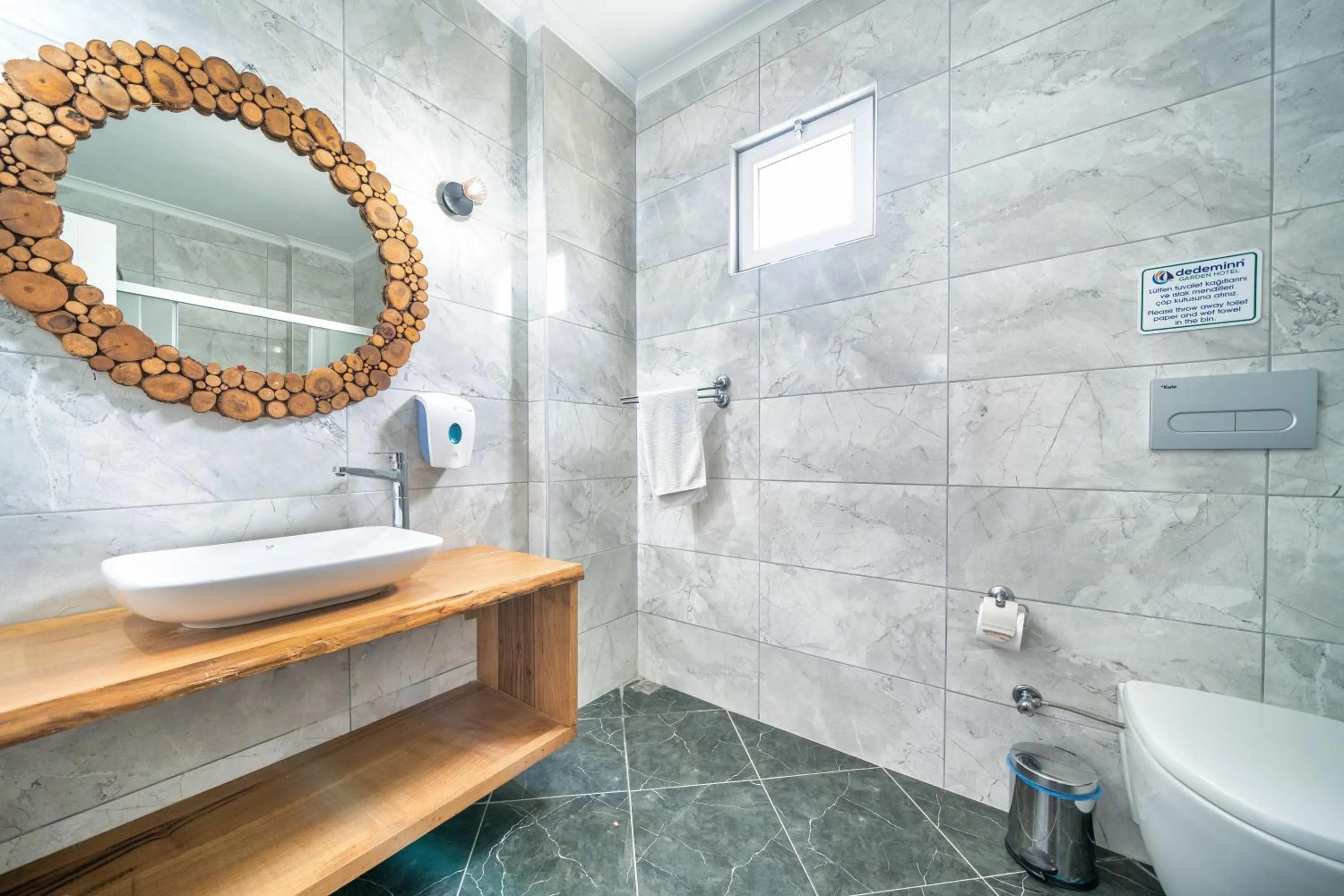 Shower in Dedeminn Garden Hotel