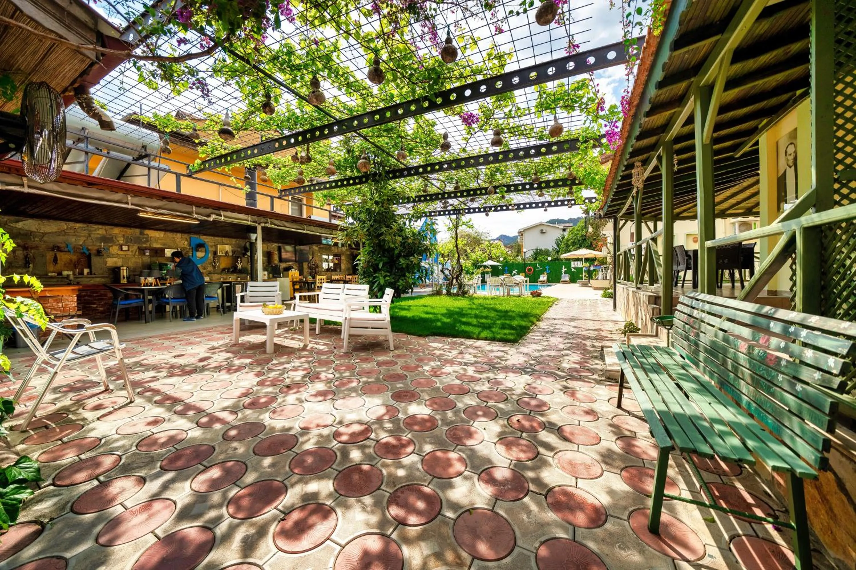 Patio in Dedeminn Garden Hotel