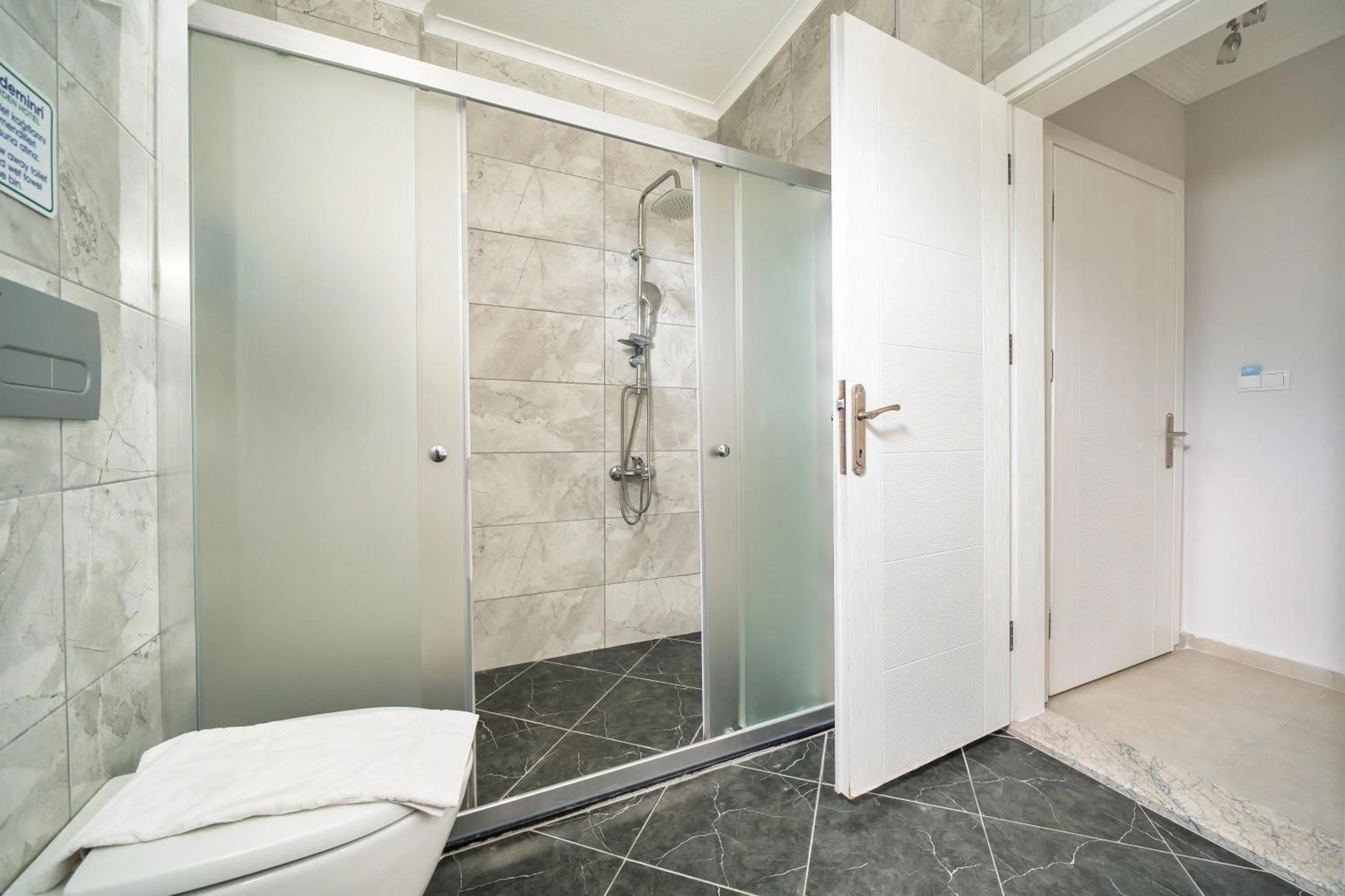 Shower in Dedeminn Garden Hotel