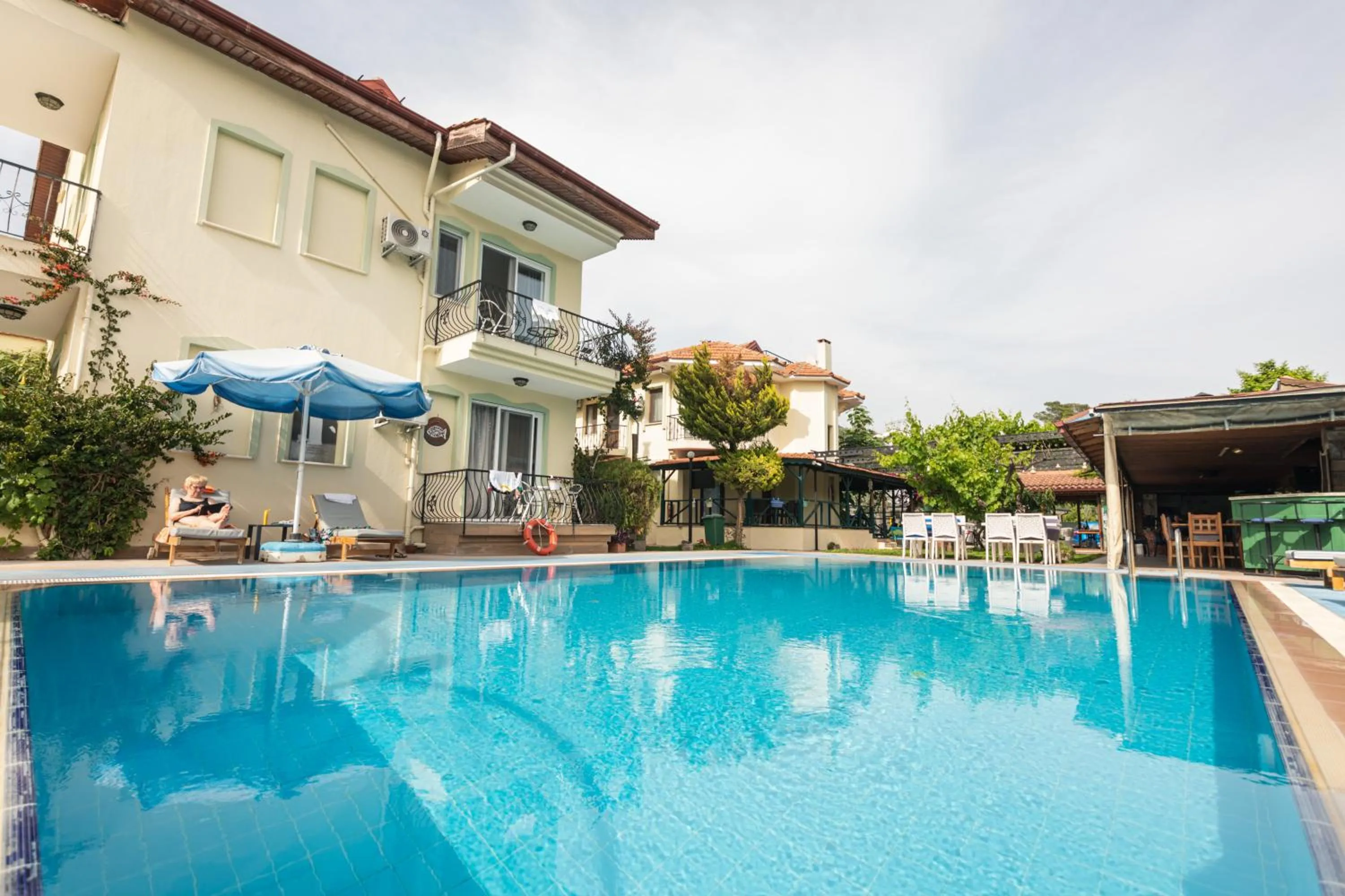 Swimming pool in Dedeminn Garden Hotel