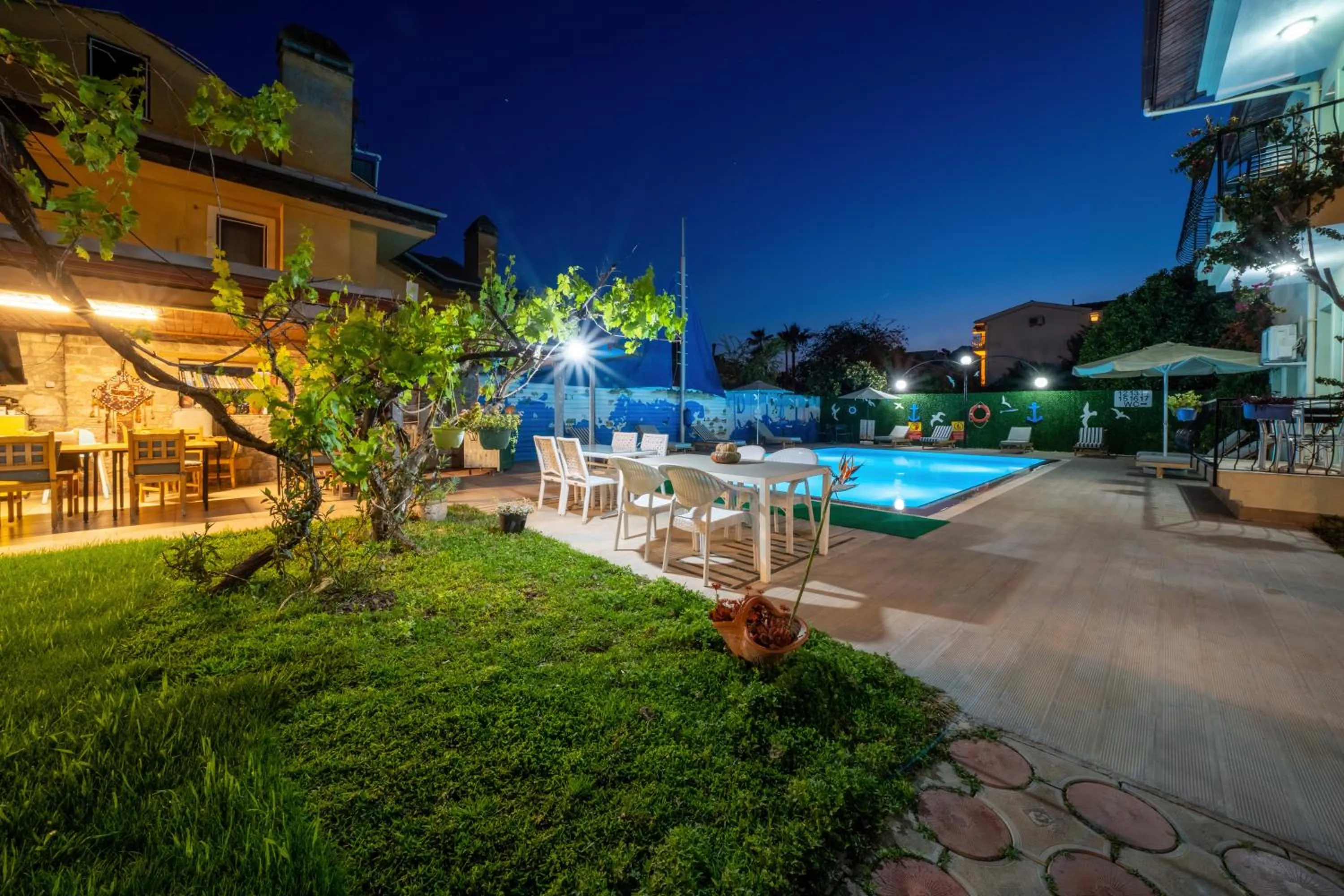 Patio in Dedeminn Garden Hotel