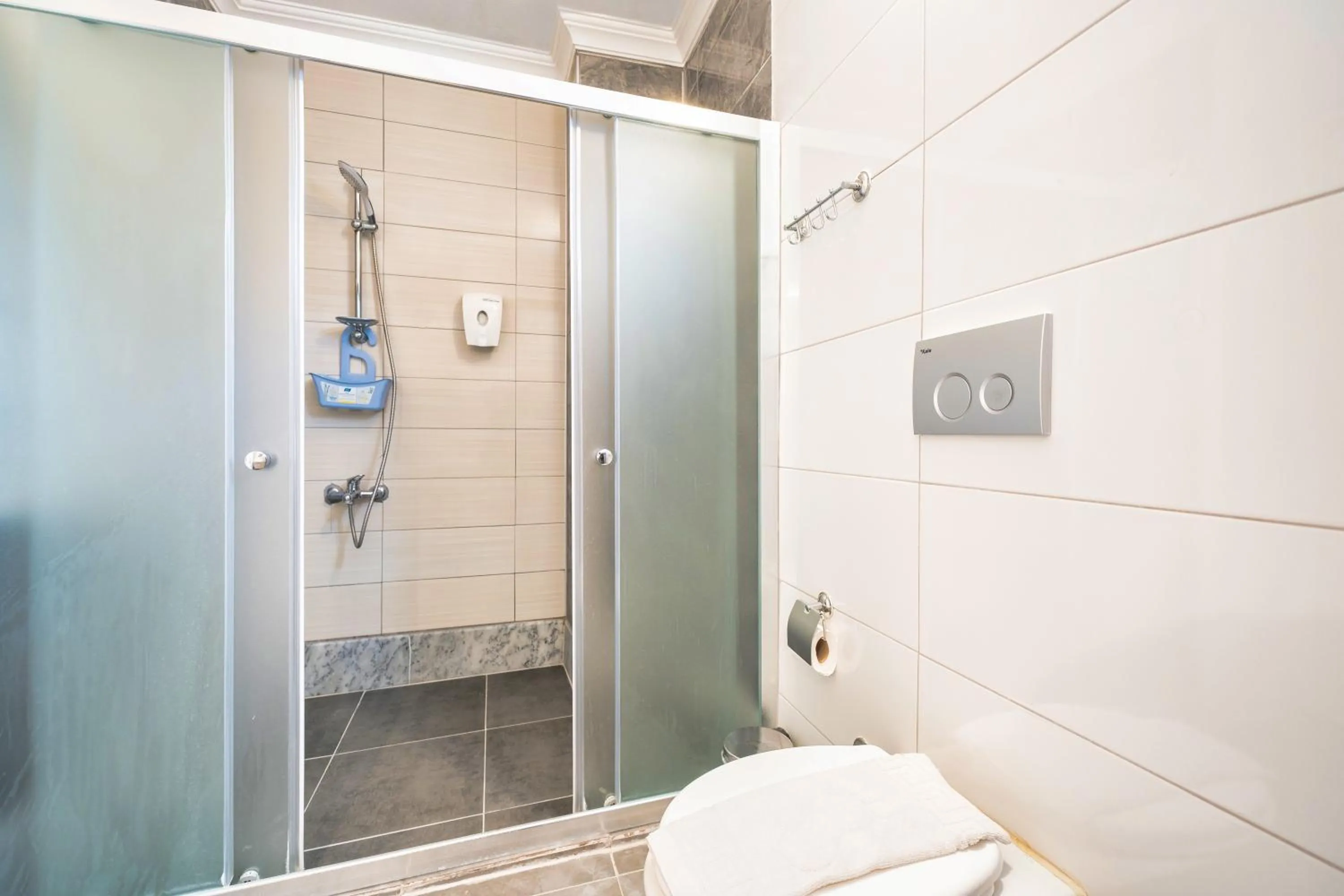 Shower in Dedeminn Garden Hotel