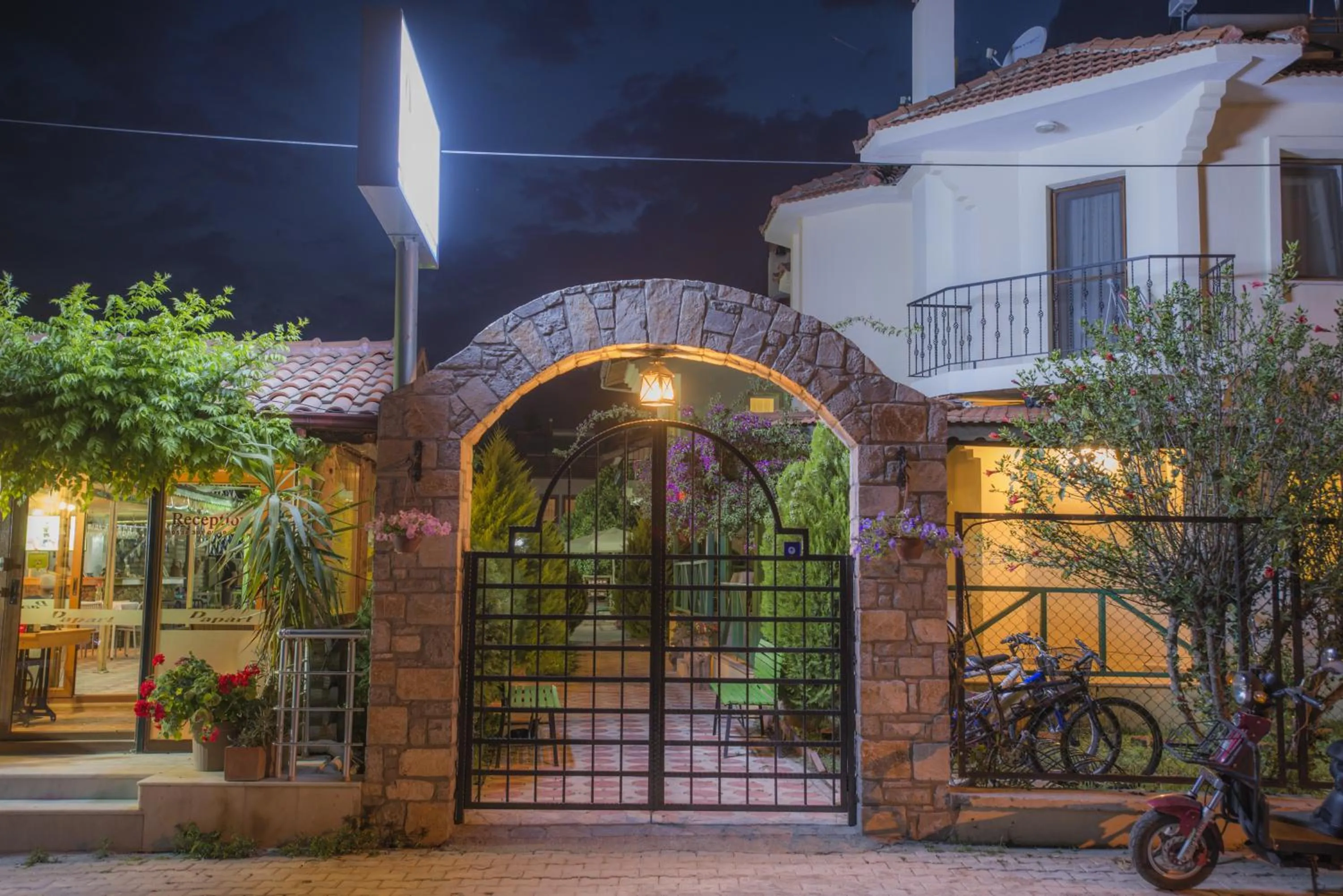 Facade/entrance in Dedeminn Garden Hotel