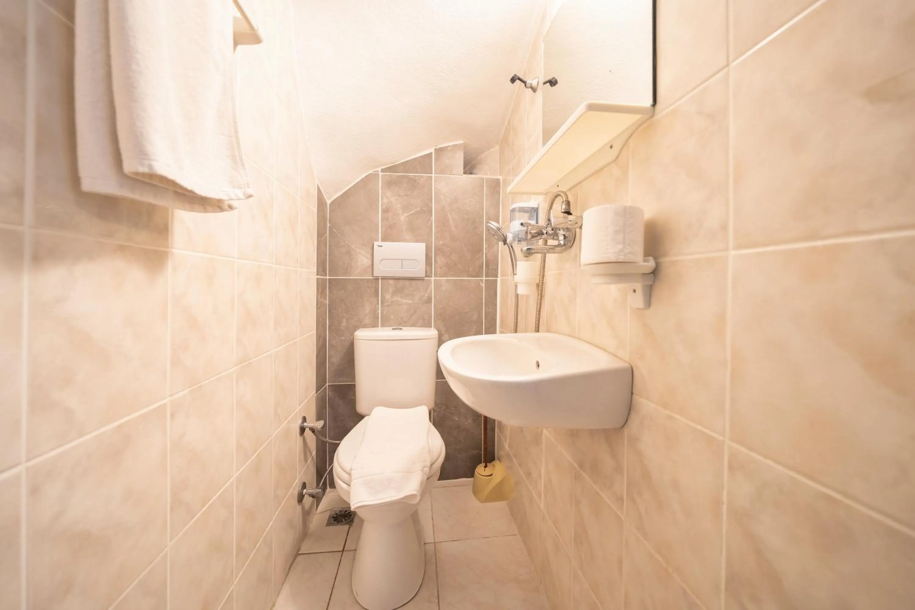 Toilet in Dedeminn Garden Hotel