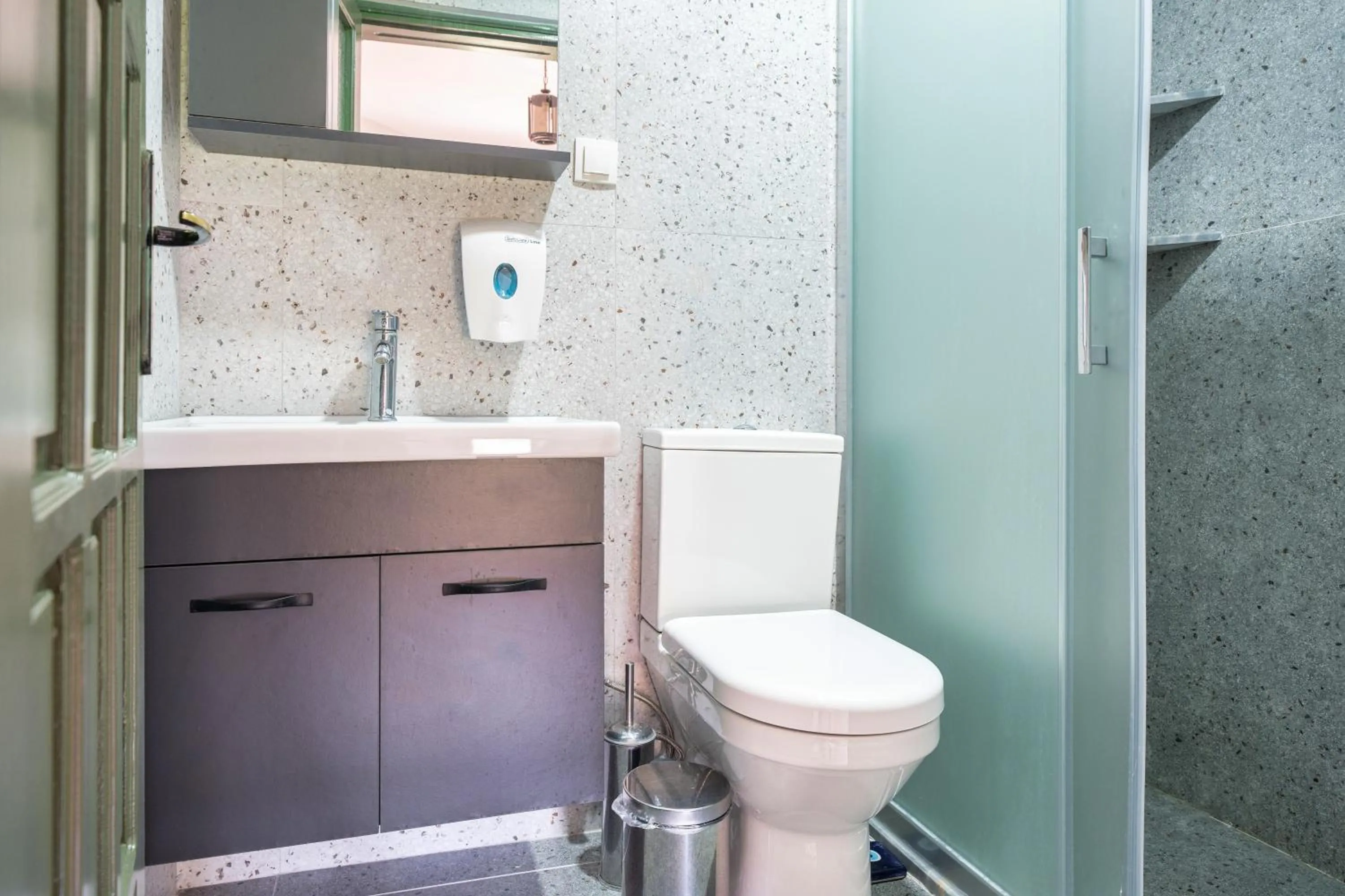 Shower in Dedeminn Garden Hotel