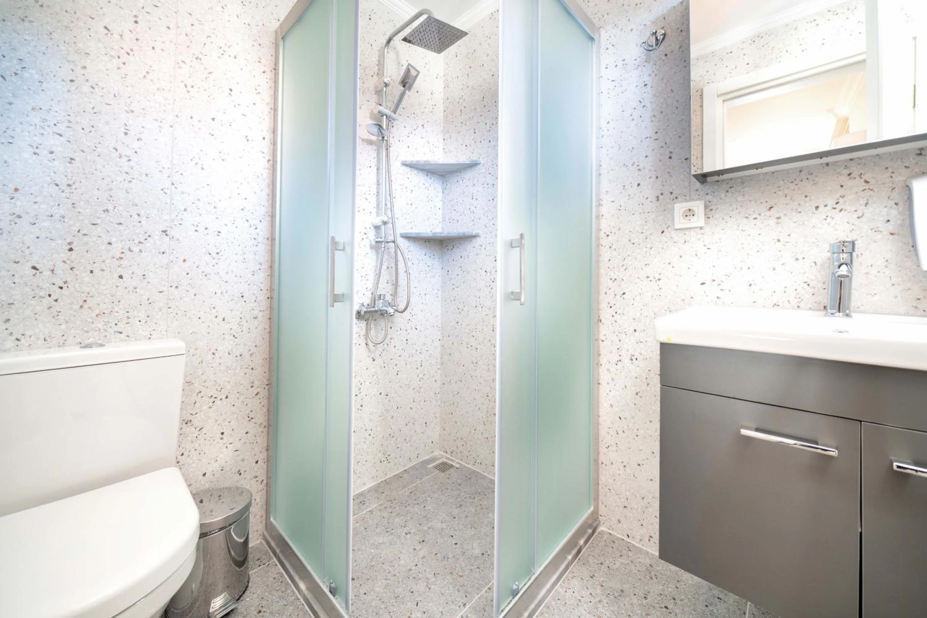 Shower in Dedeminn Garden Hotel