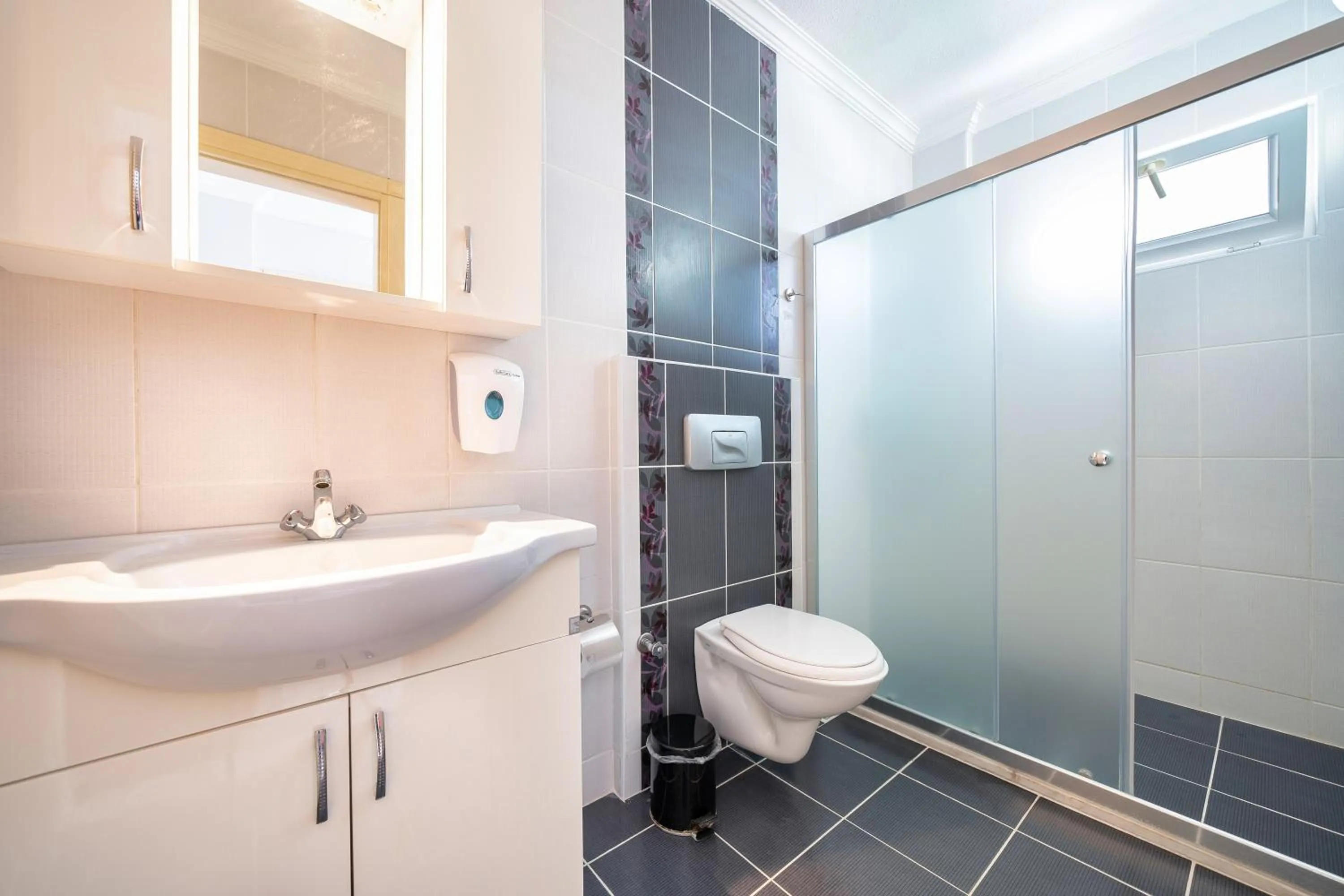 Shower in Dedeminn Garden Hotel